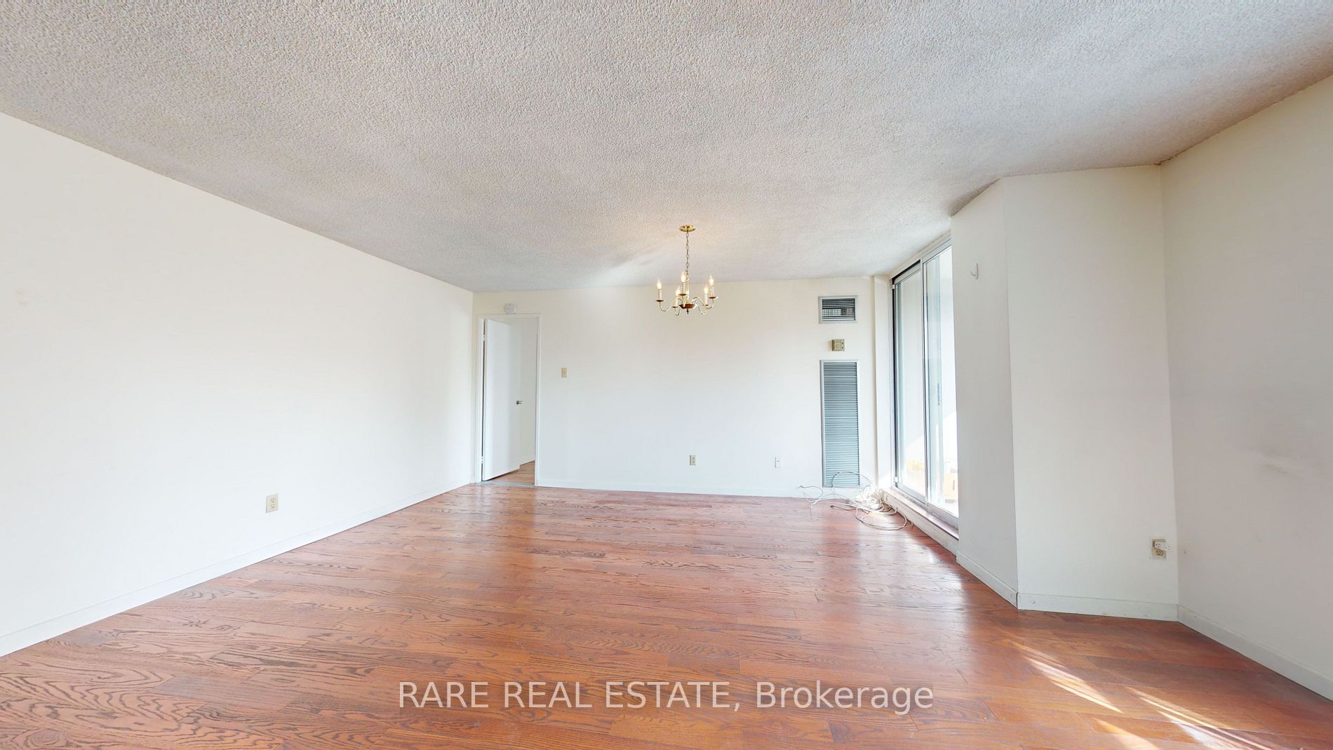 60 Inverlochy Blvd, #404