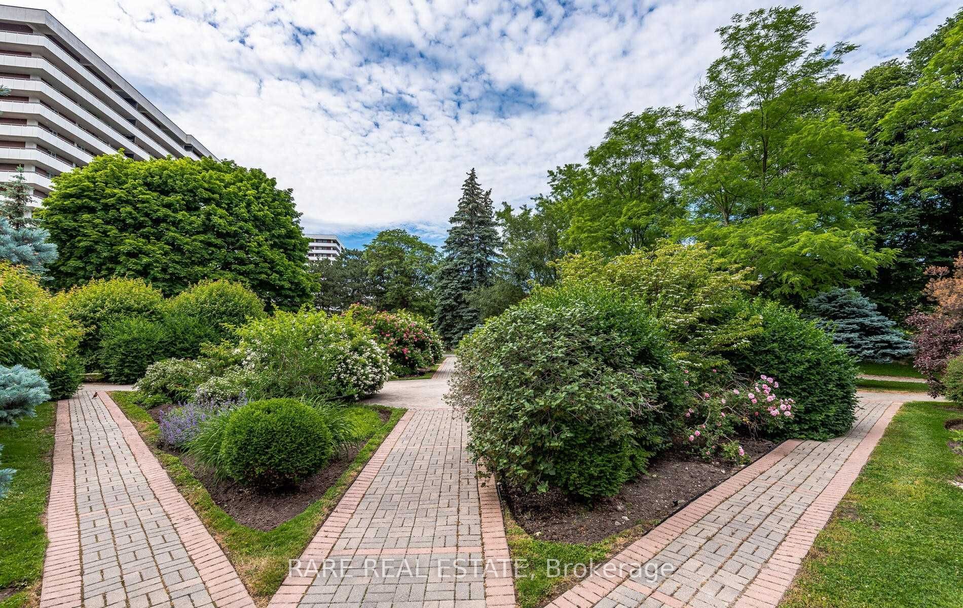 60 Inverlochy Blvd, #404
