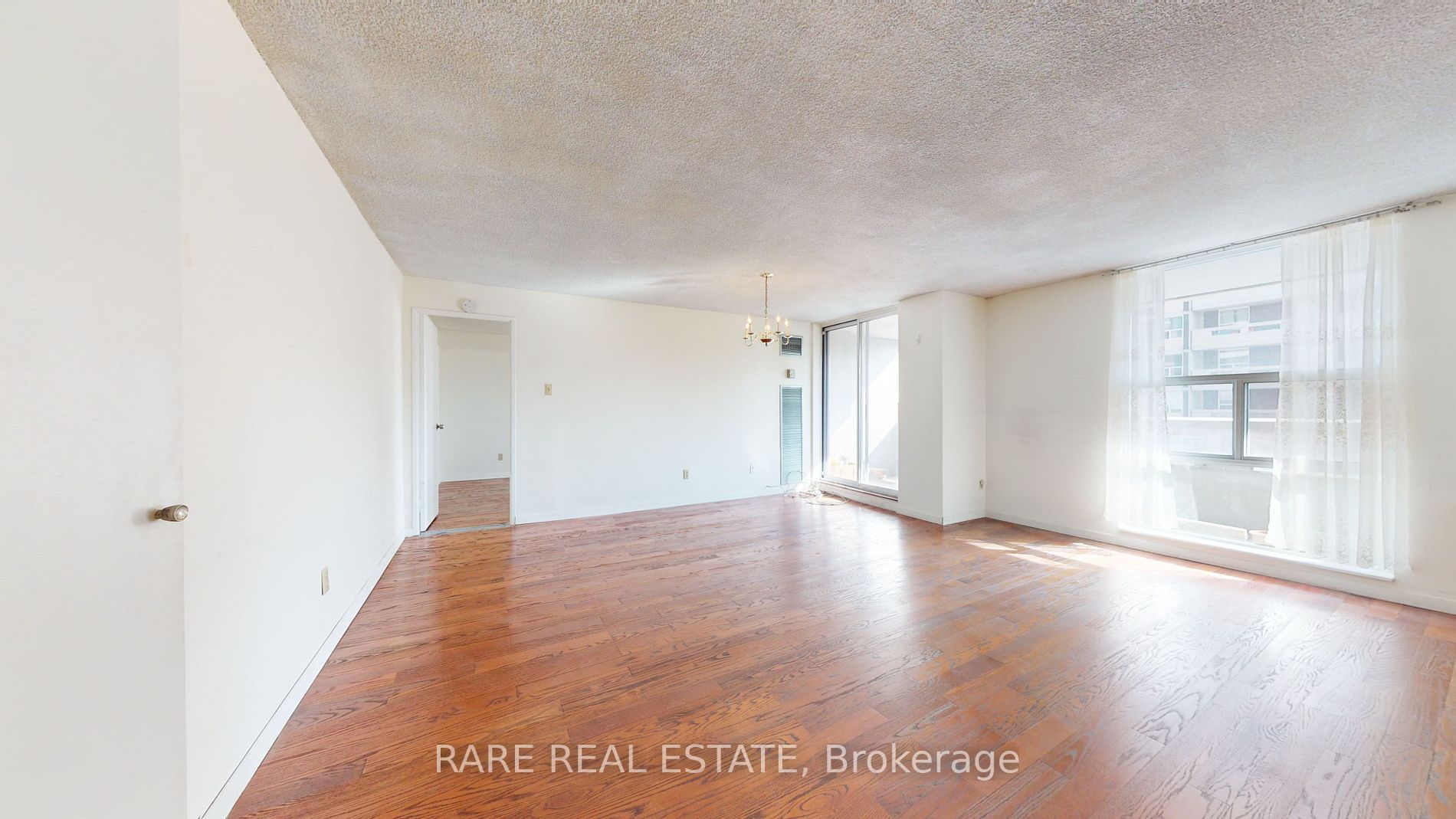 60 Inverlochy Blvd, #404