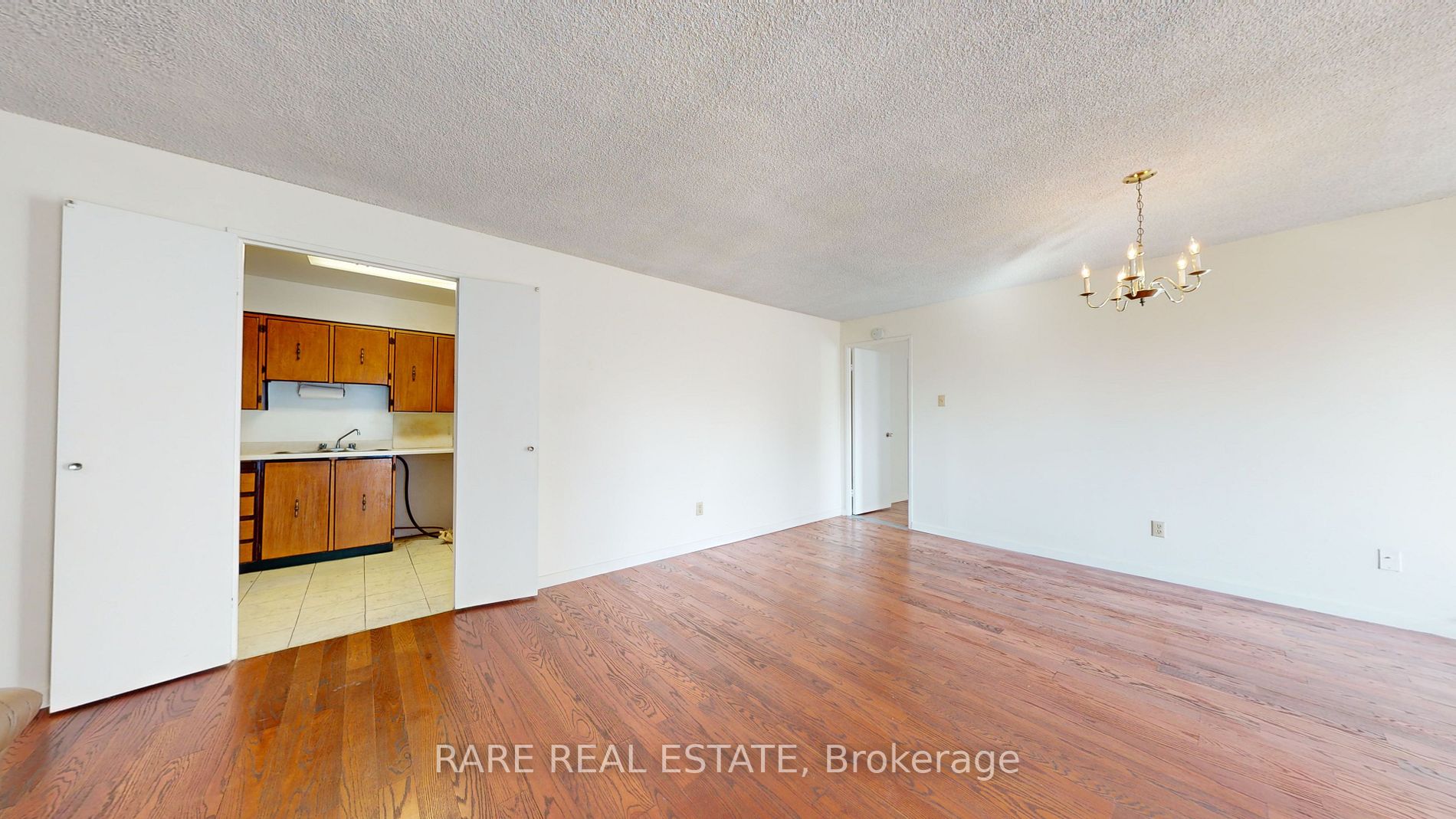 60 Inverlochy Blvd, #404