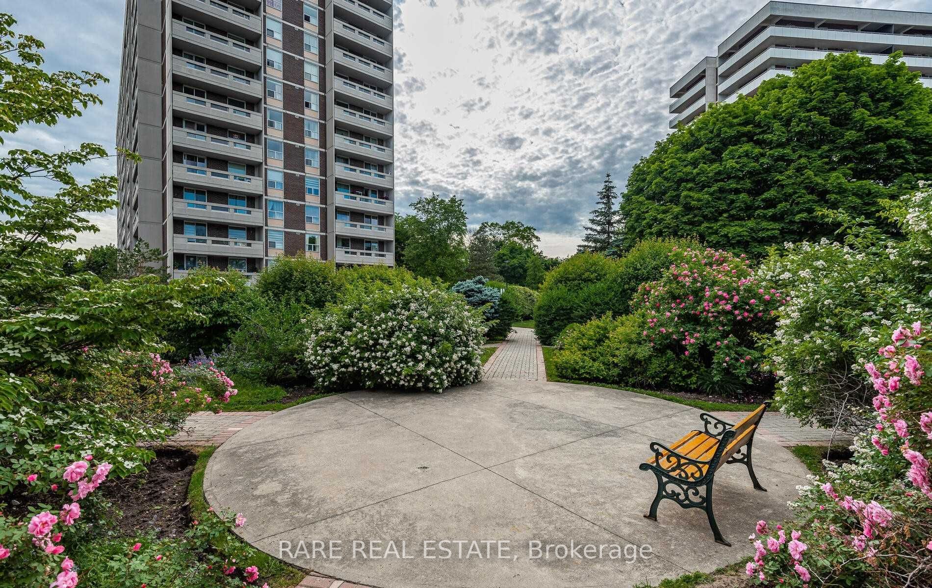 60 Inverlochy Blvd, #404