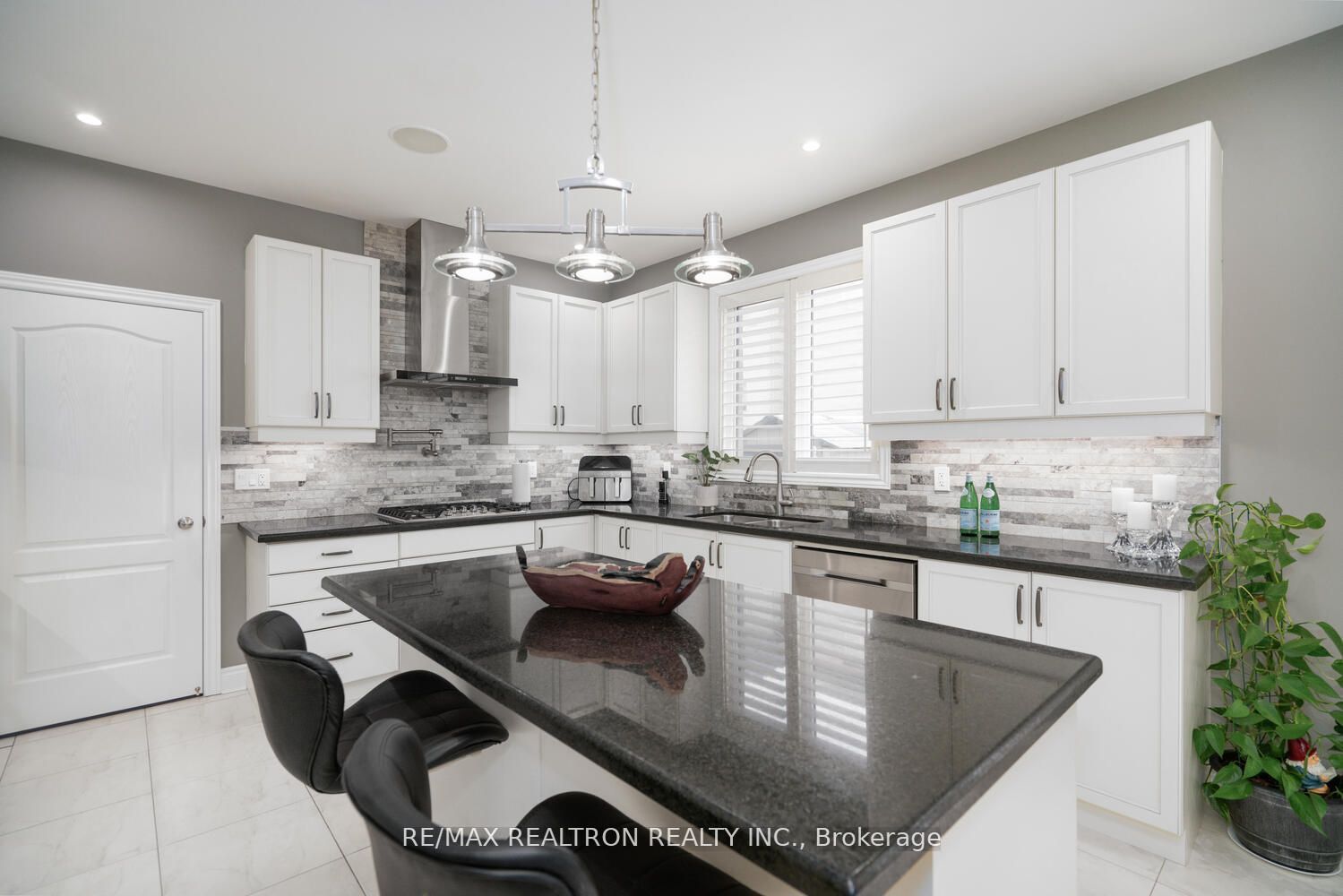 923 Goring Circ