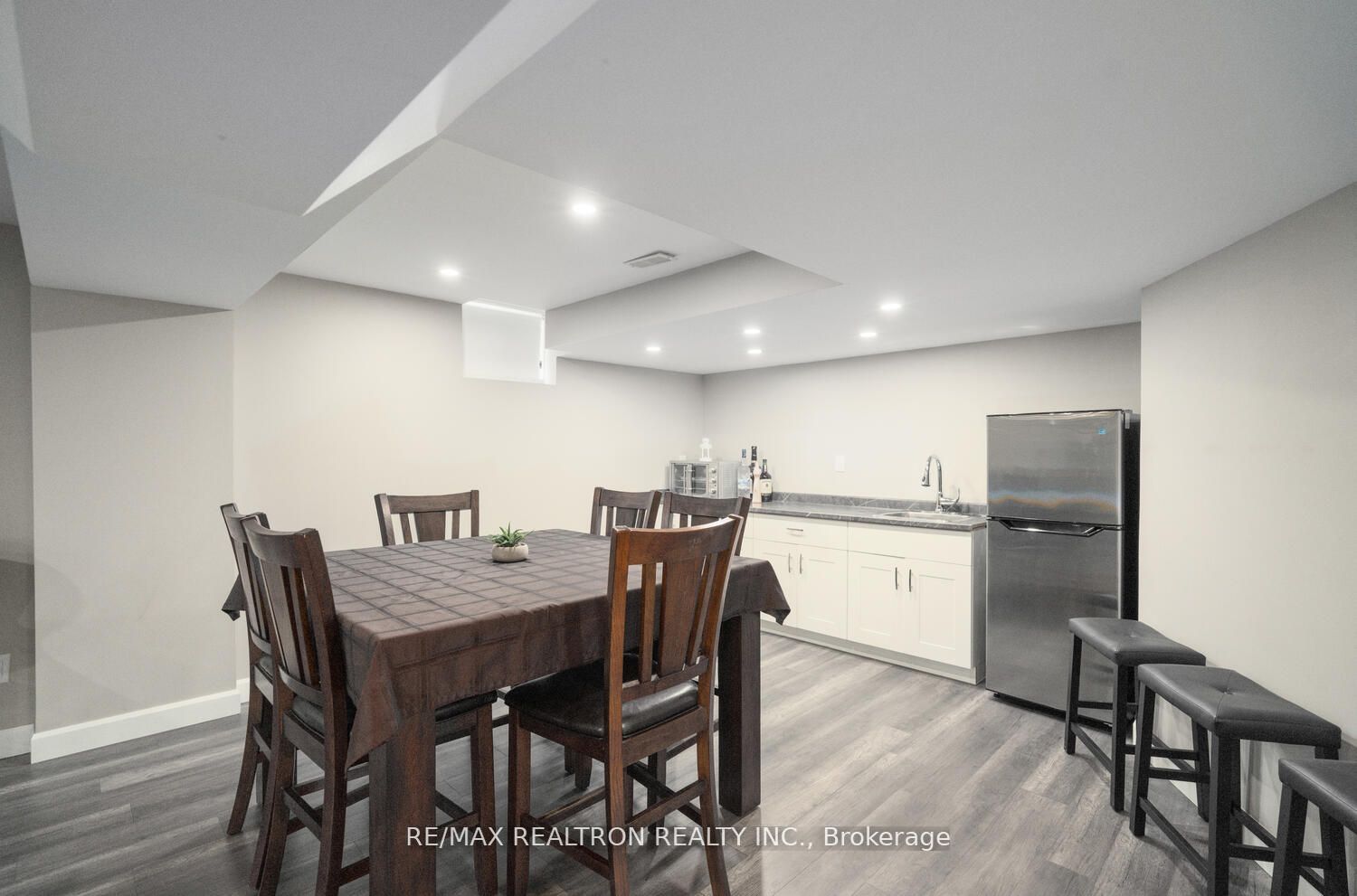 923 Goring Circ