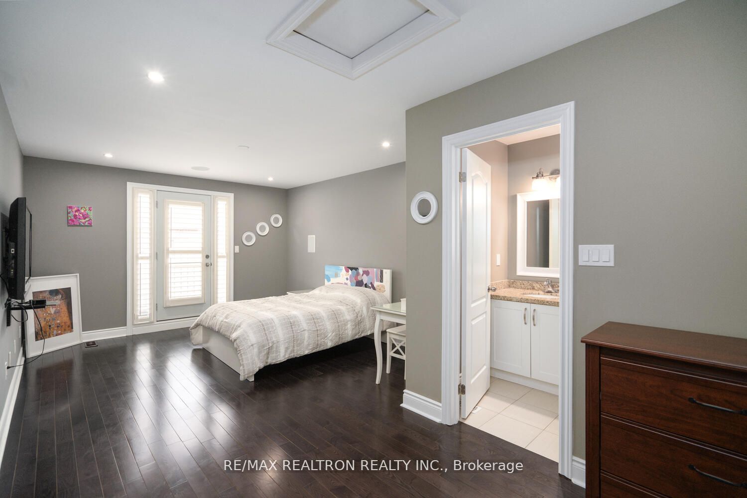 923 Goring Circ