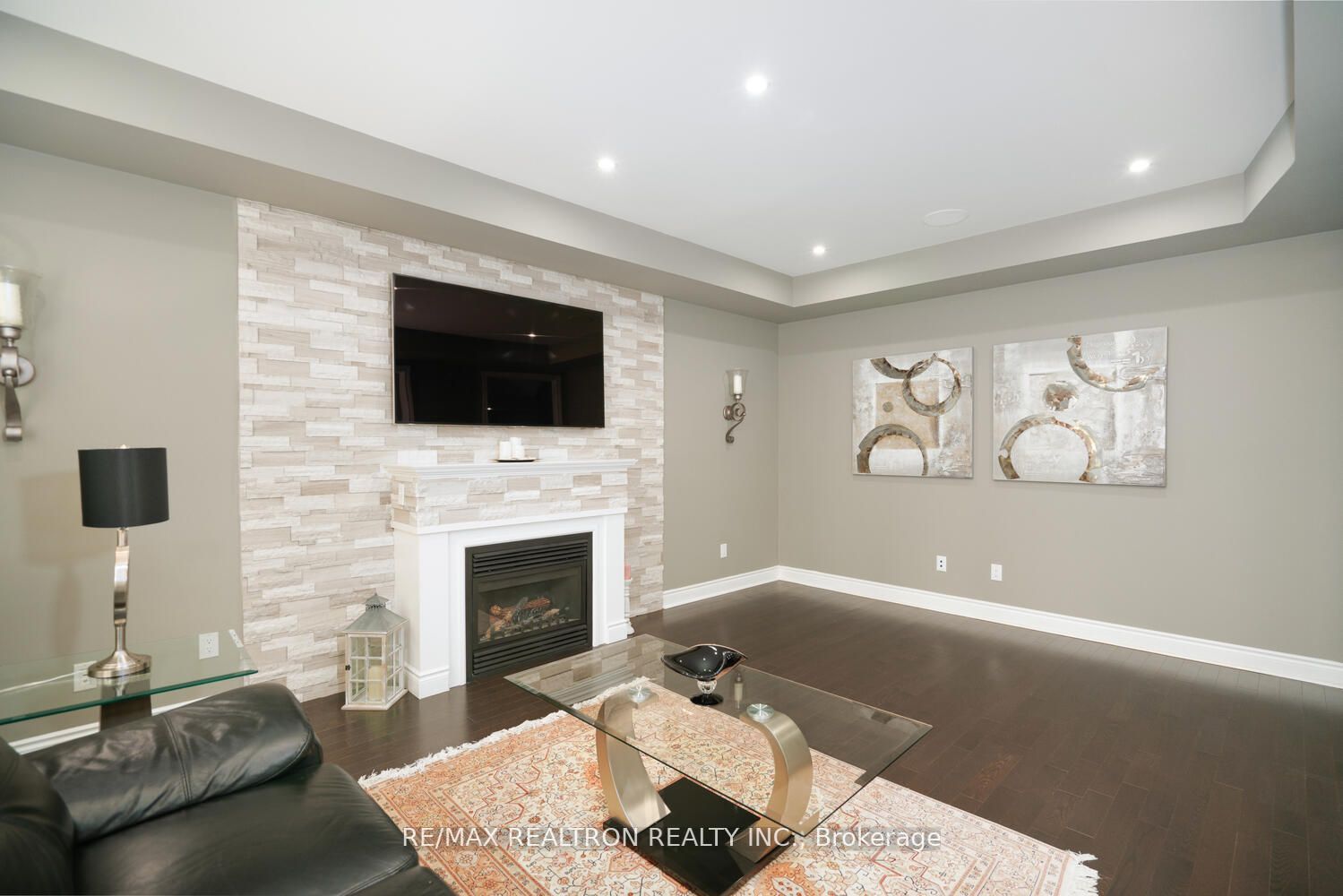 923 Goring Circ