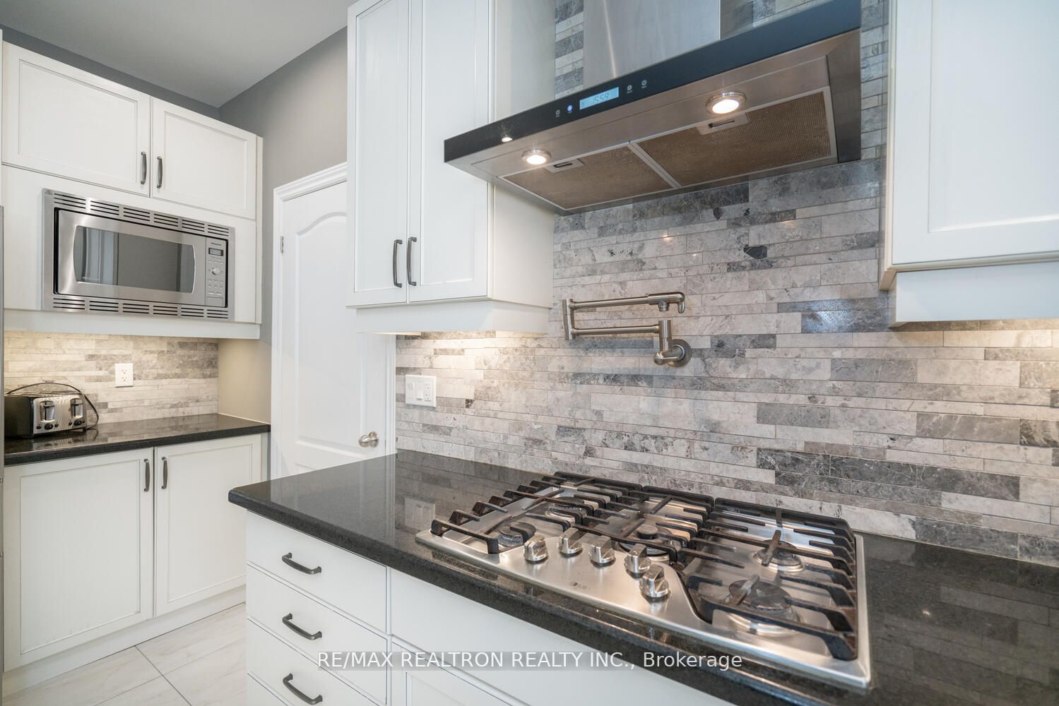 923 Goring Circ