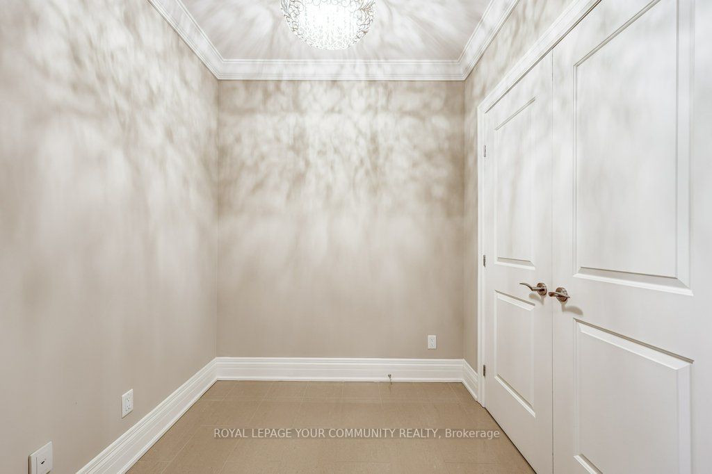 80 Burns Blvd, #221