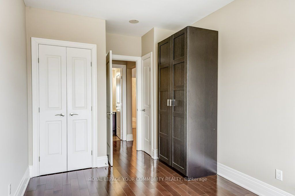 80 Burns Blvd, #221