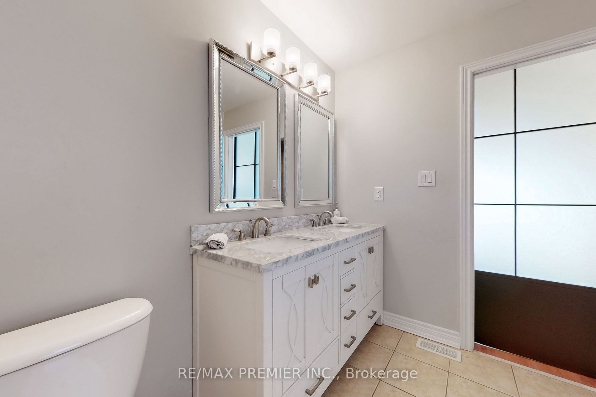 26 Manordale Cres