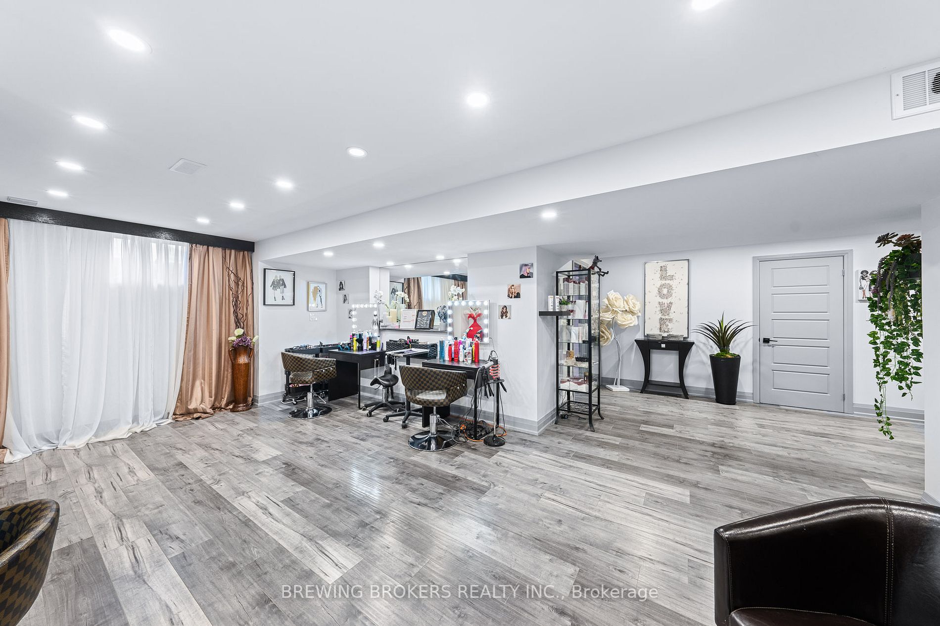 39 Empire Dr S