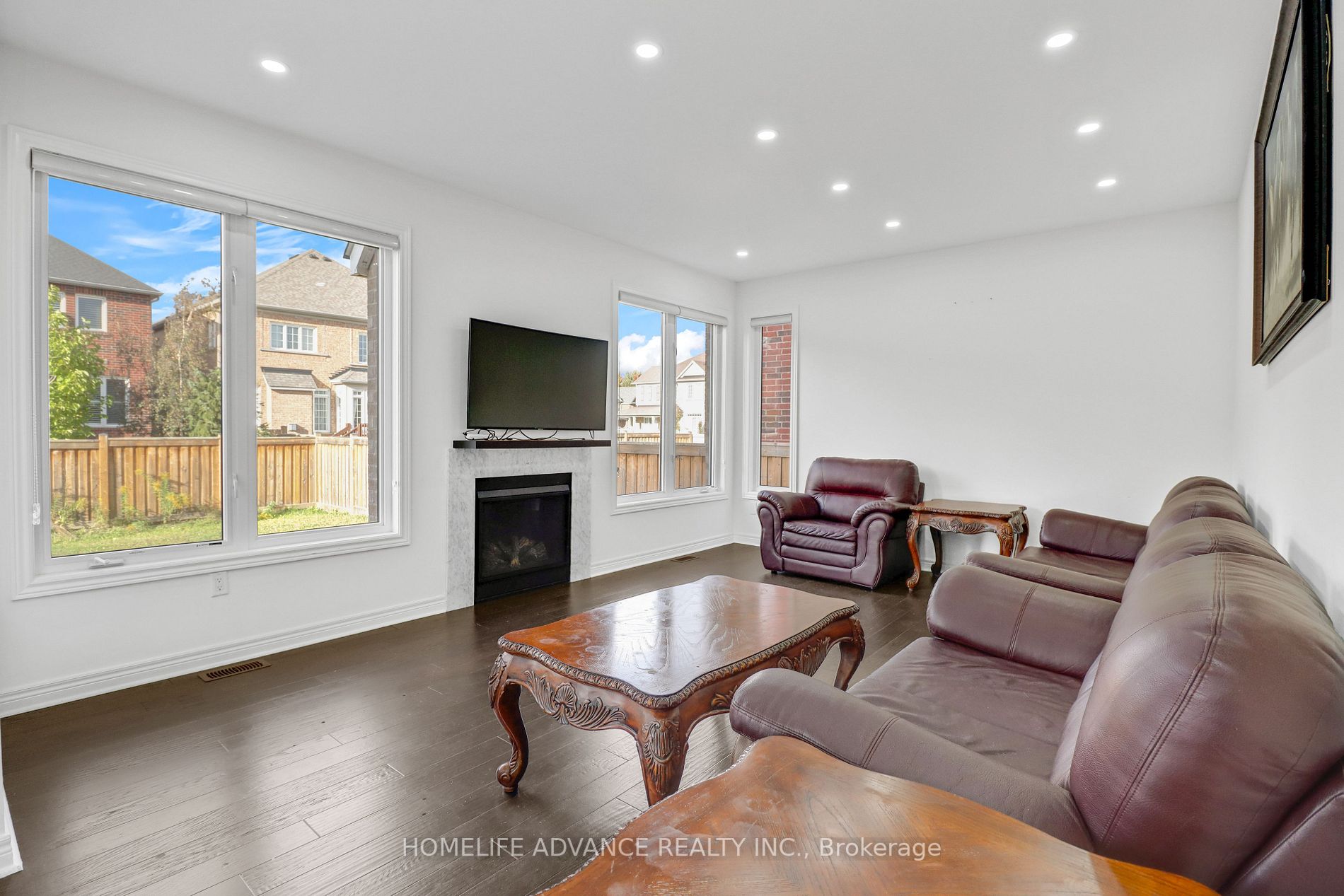 8 Citrine Dr