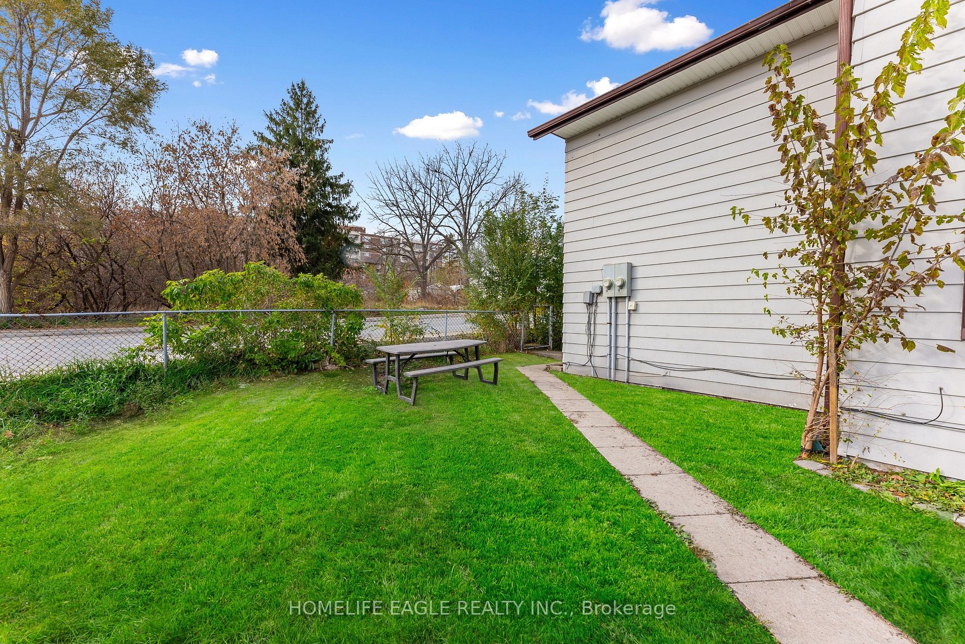 87 Simcoe Rd