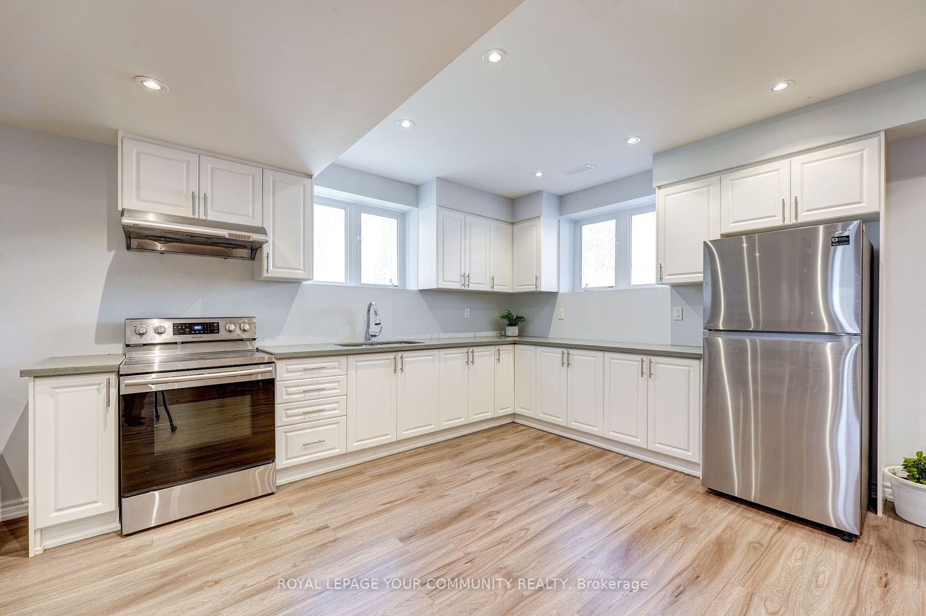 8 Tarmack Dr