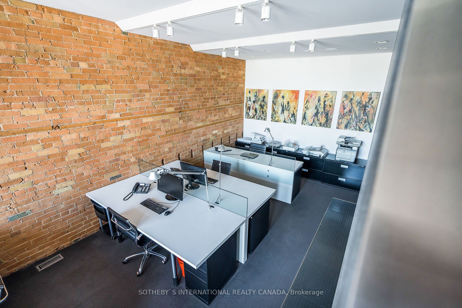 71 Victoria St W