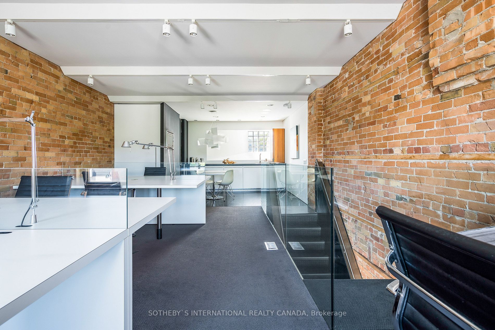 71 Victoria St W