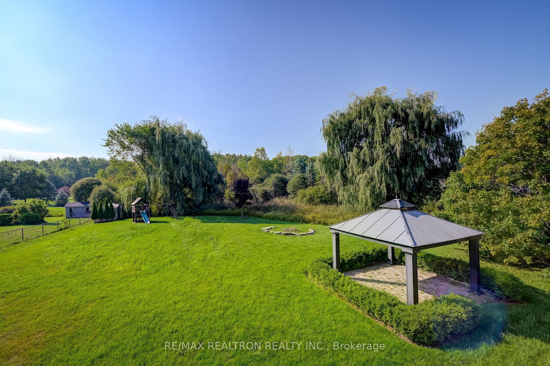 1911 Mount Albert Rd