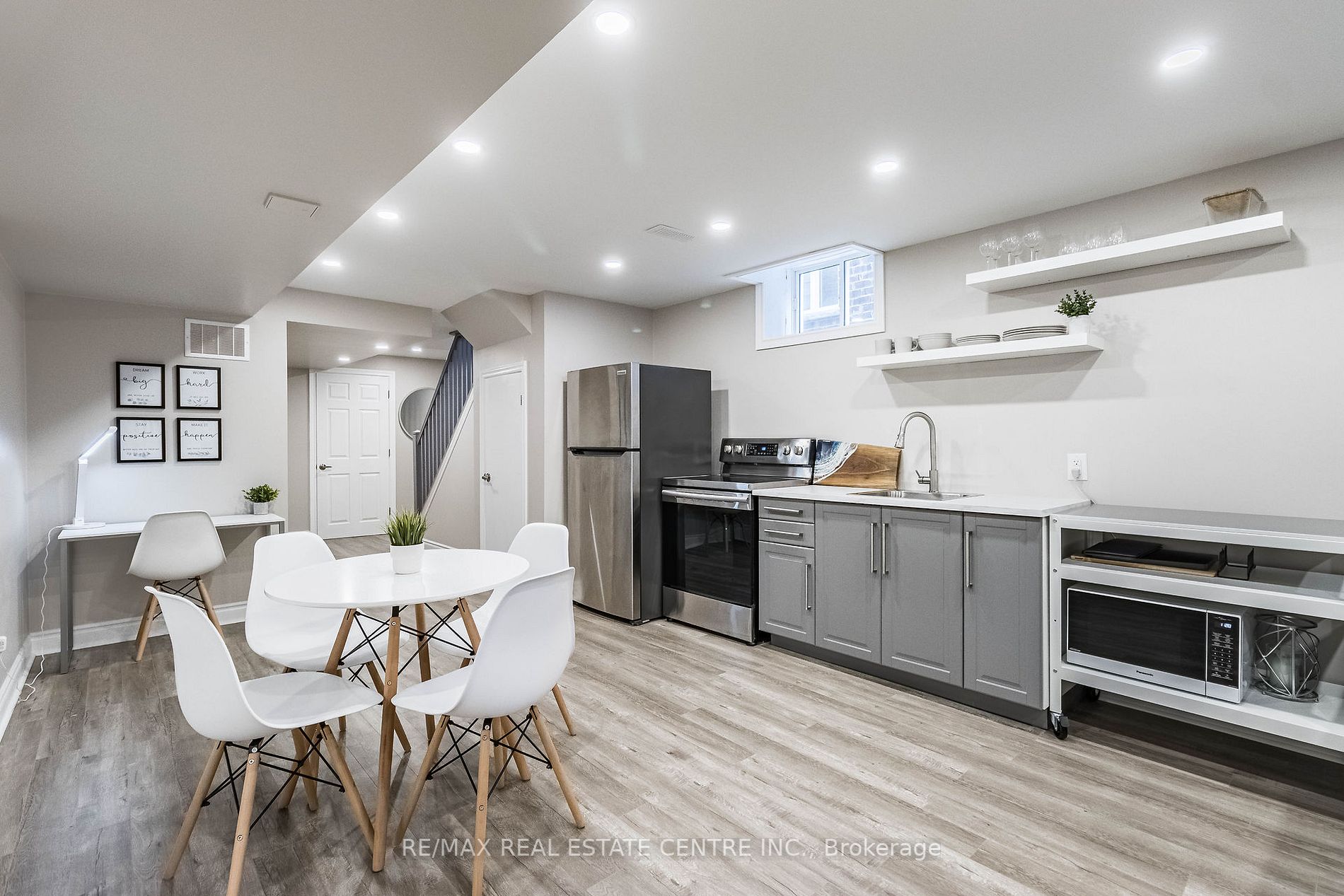 1153 Peelar Cres