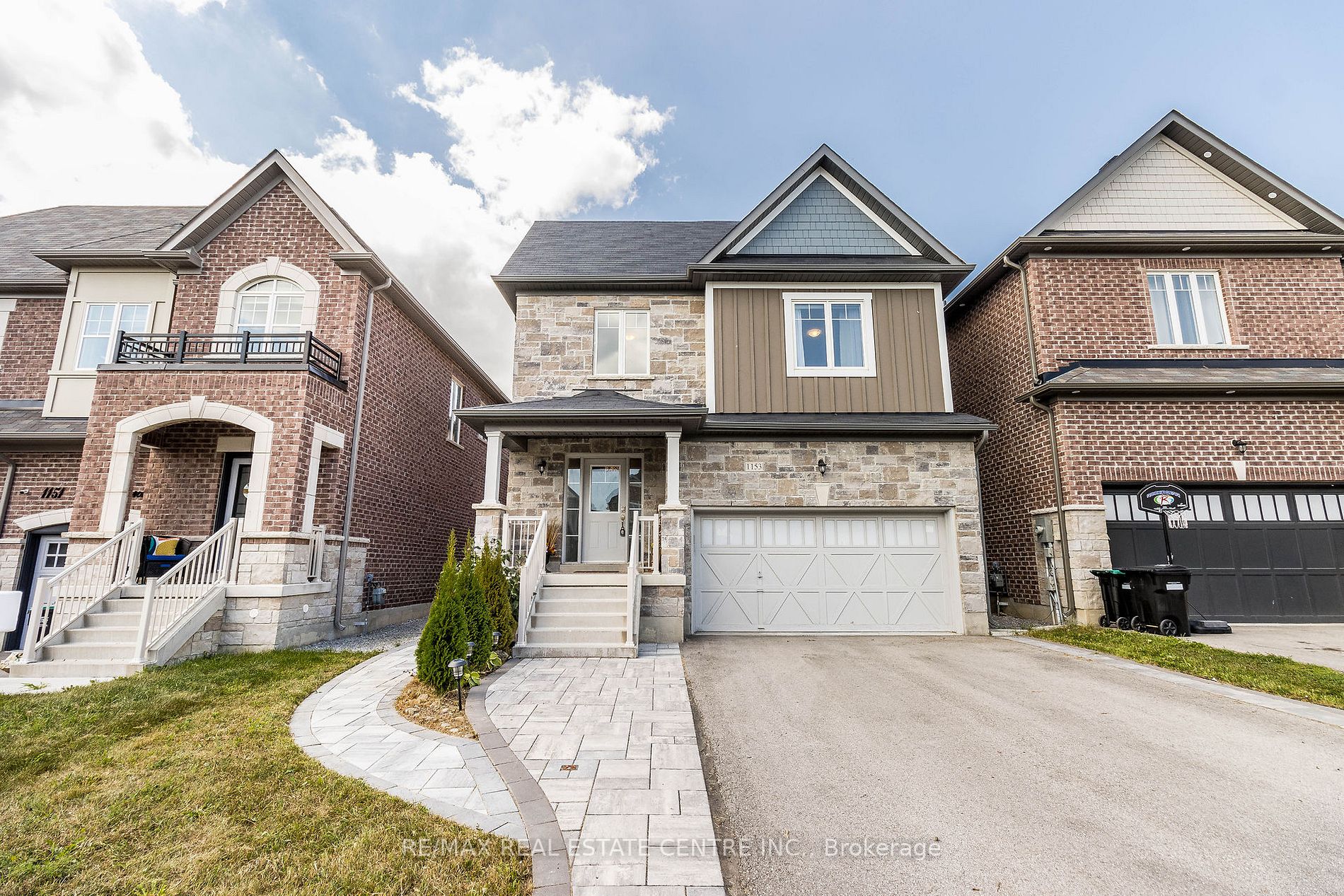 1153 Peelar Cres