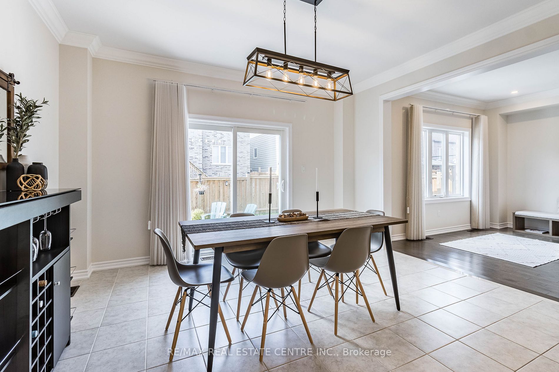 1153 Peelar Cres