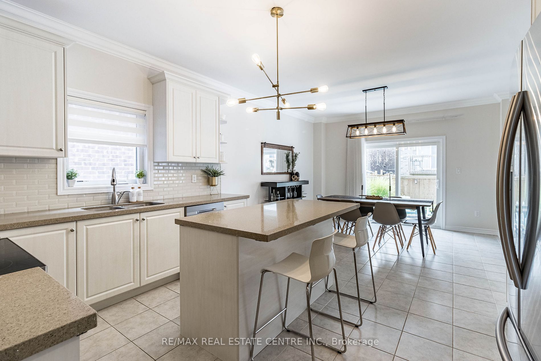 1153 Peelar Cres