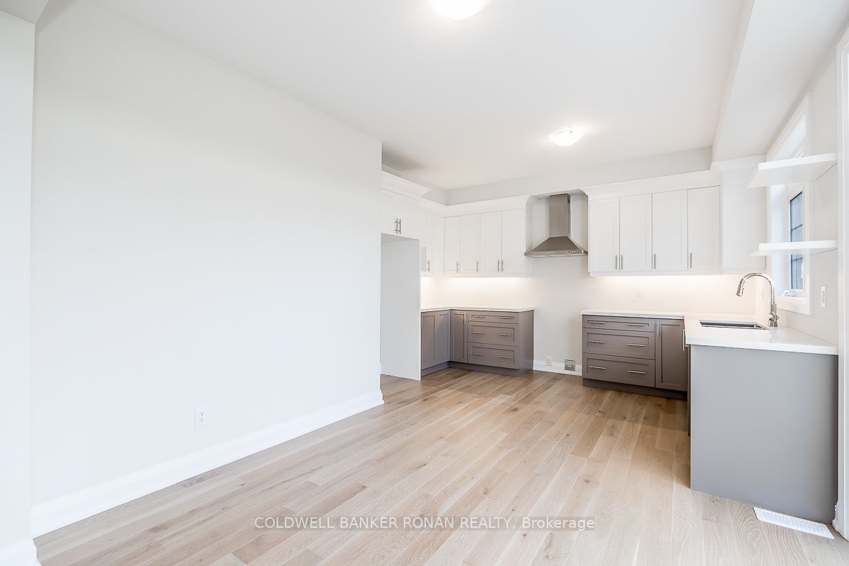 180 Strachan Tr