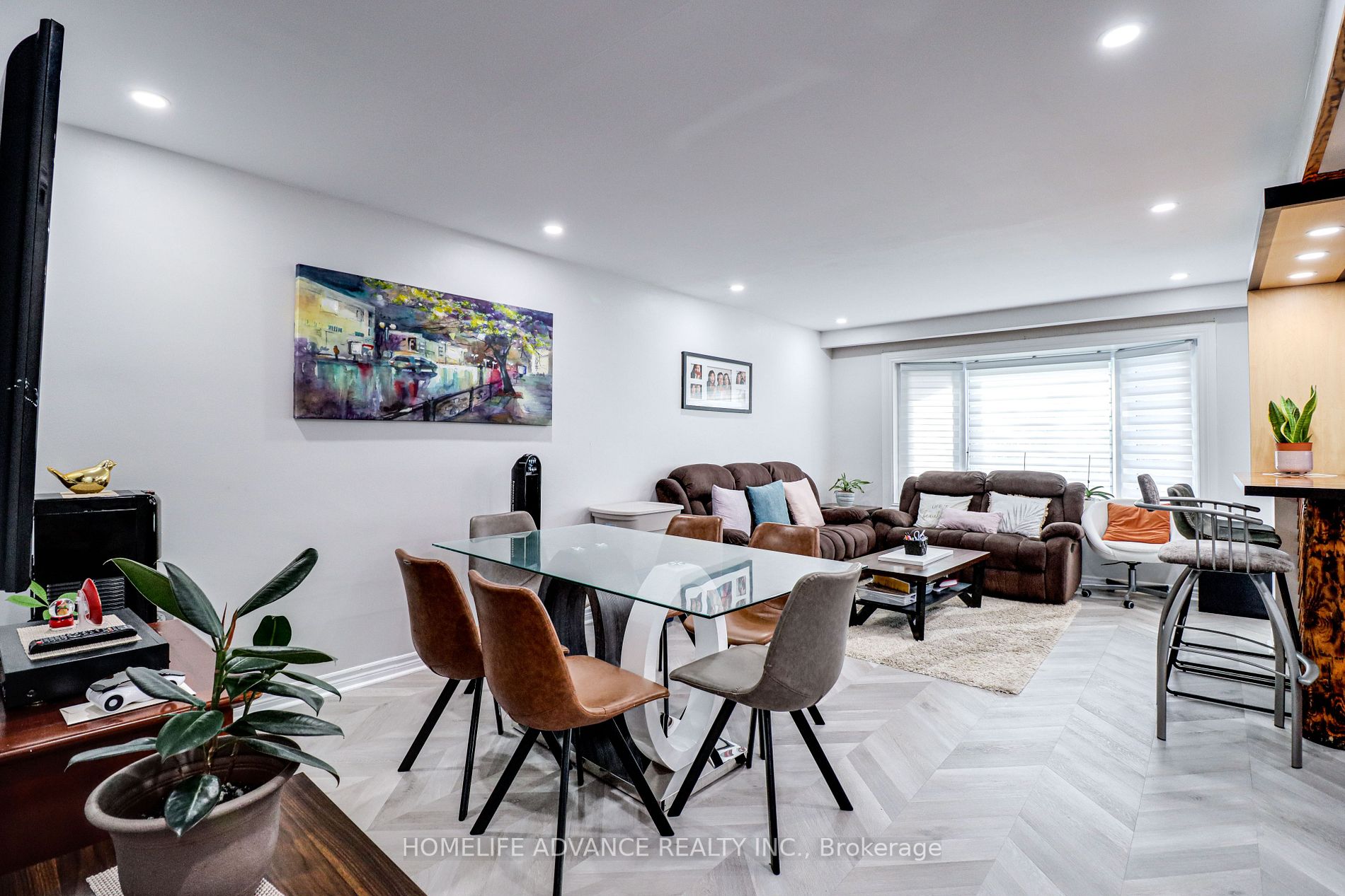 33 Longford Dr