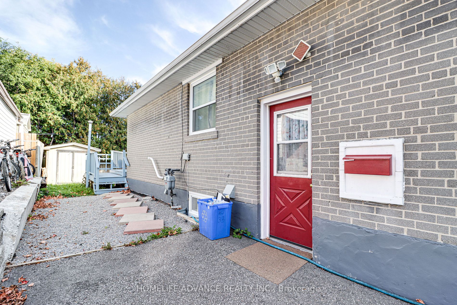 33 Longford Dr