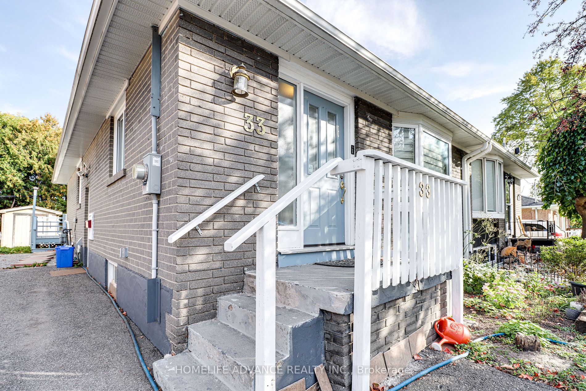 33 Longford Dr