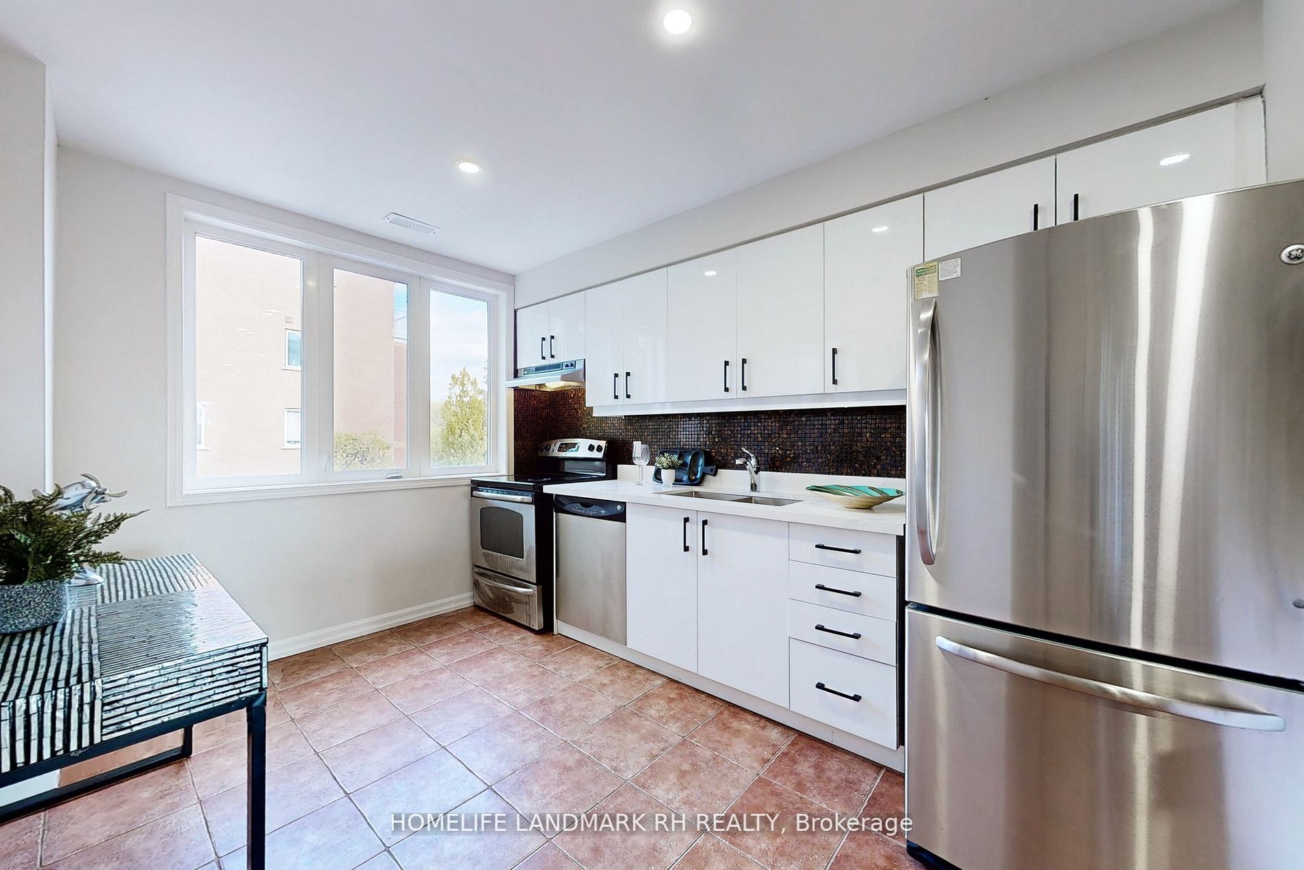21 Elgin Mills Rd W, #5