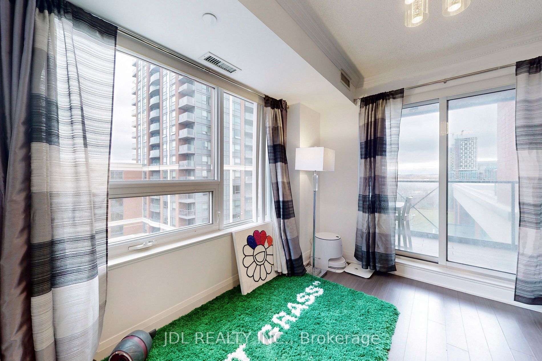 1 Uptown Dr, #702