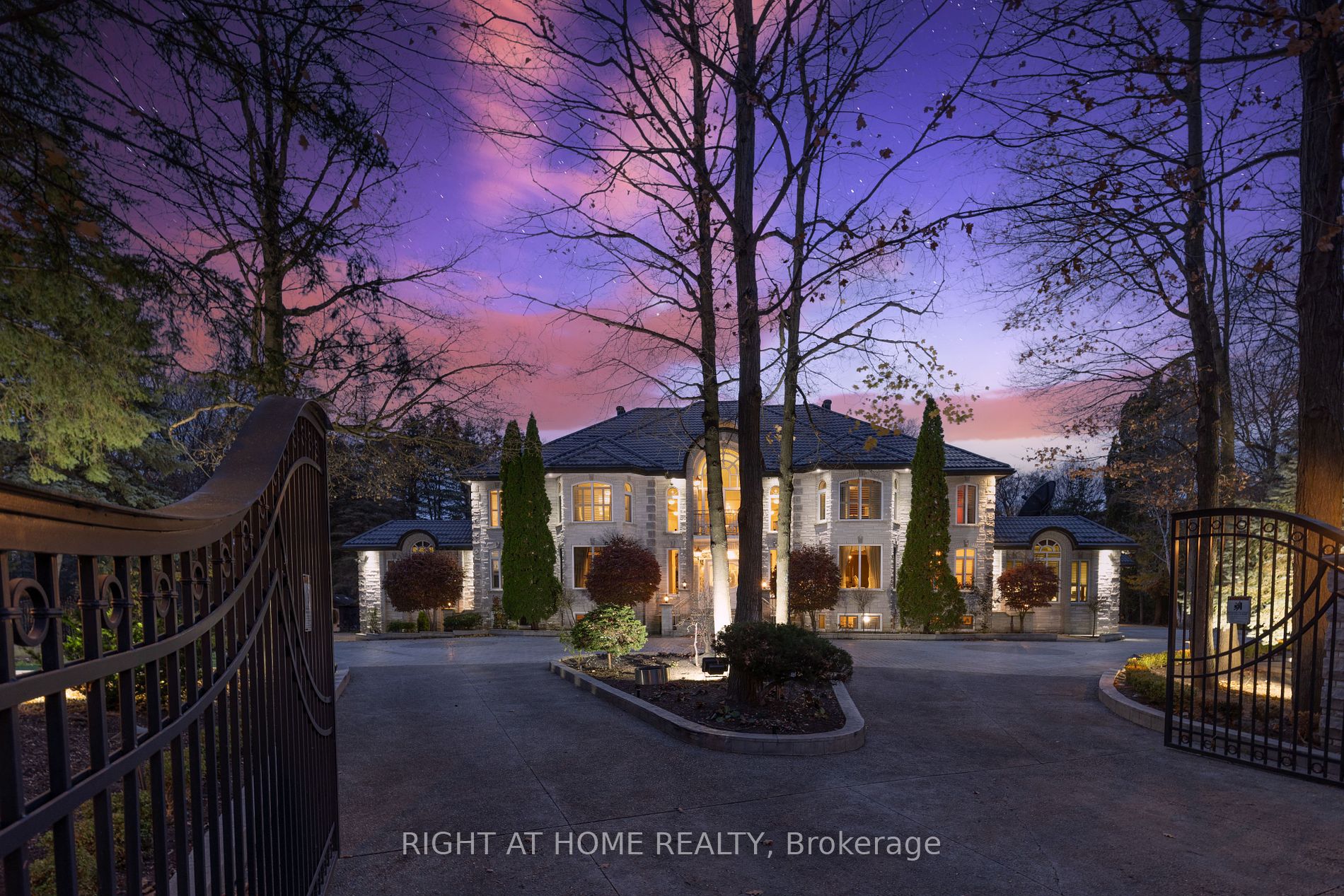 38 SUGARBUSH Court