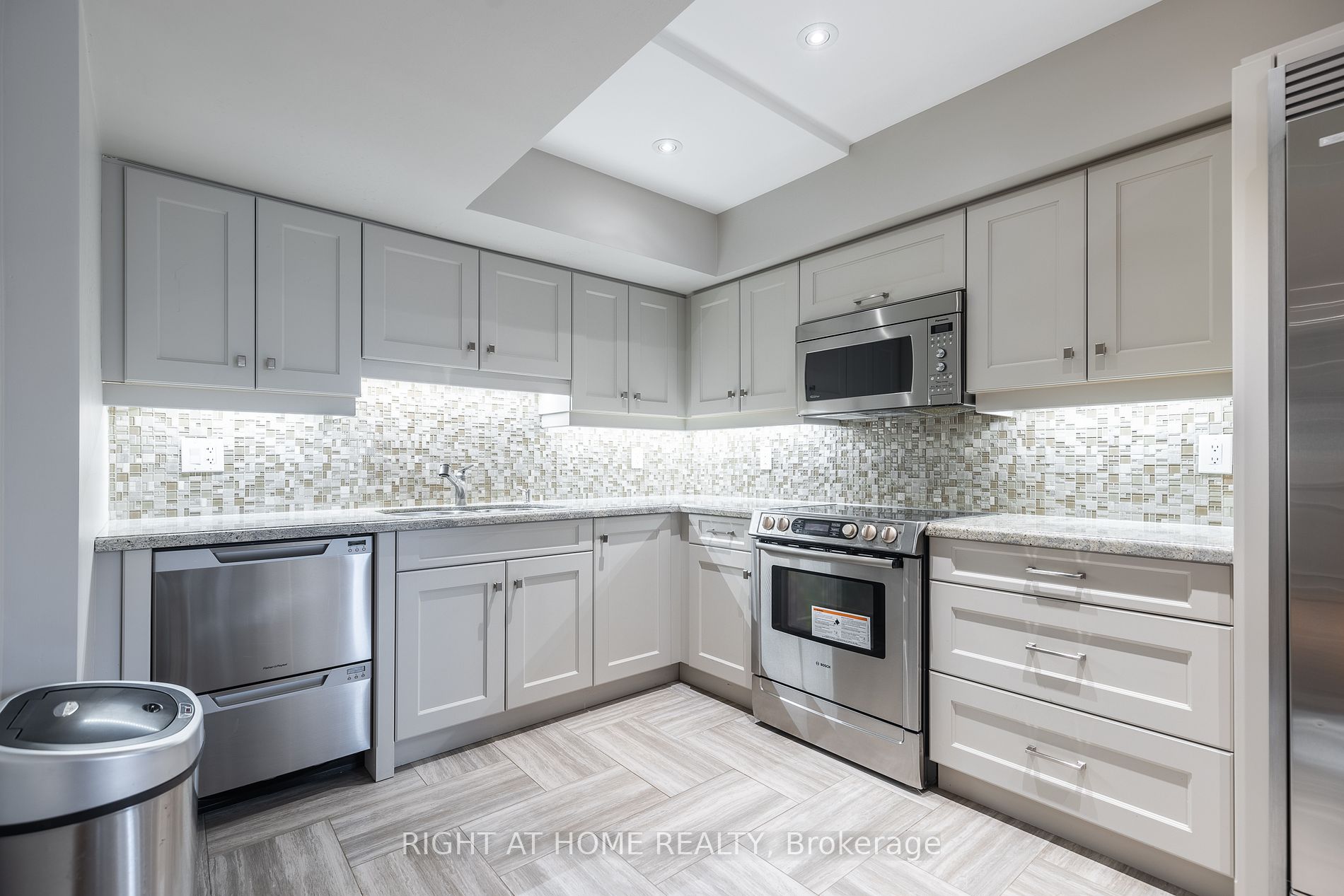 38 SUGARBUSH Court
