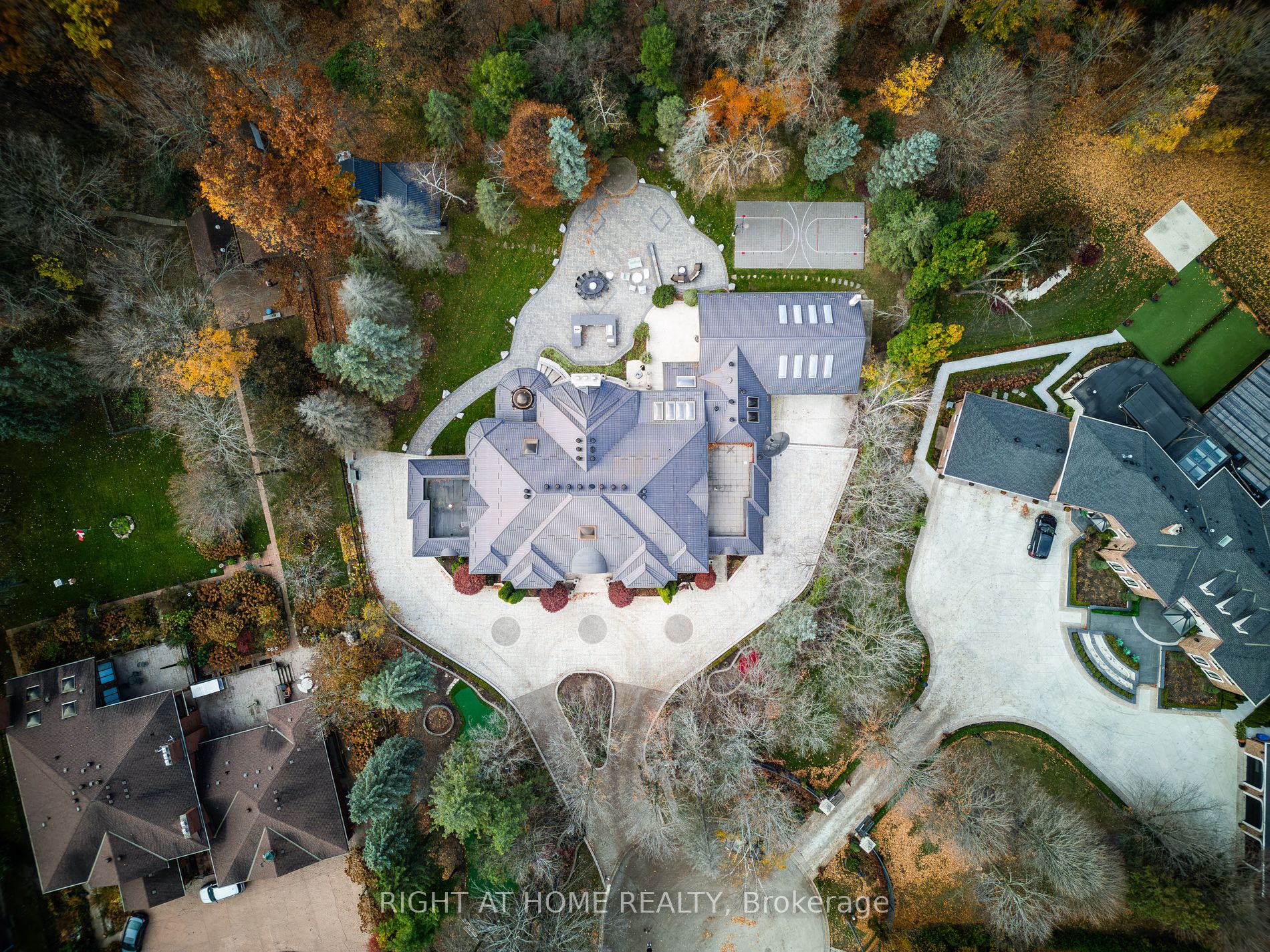 38 SUGARBUSH Court