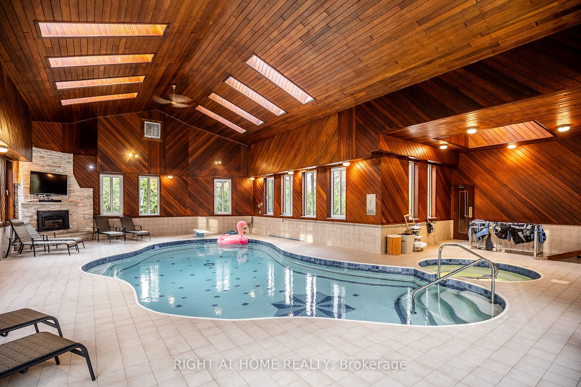 38 SUGARBUSH Court