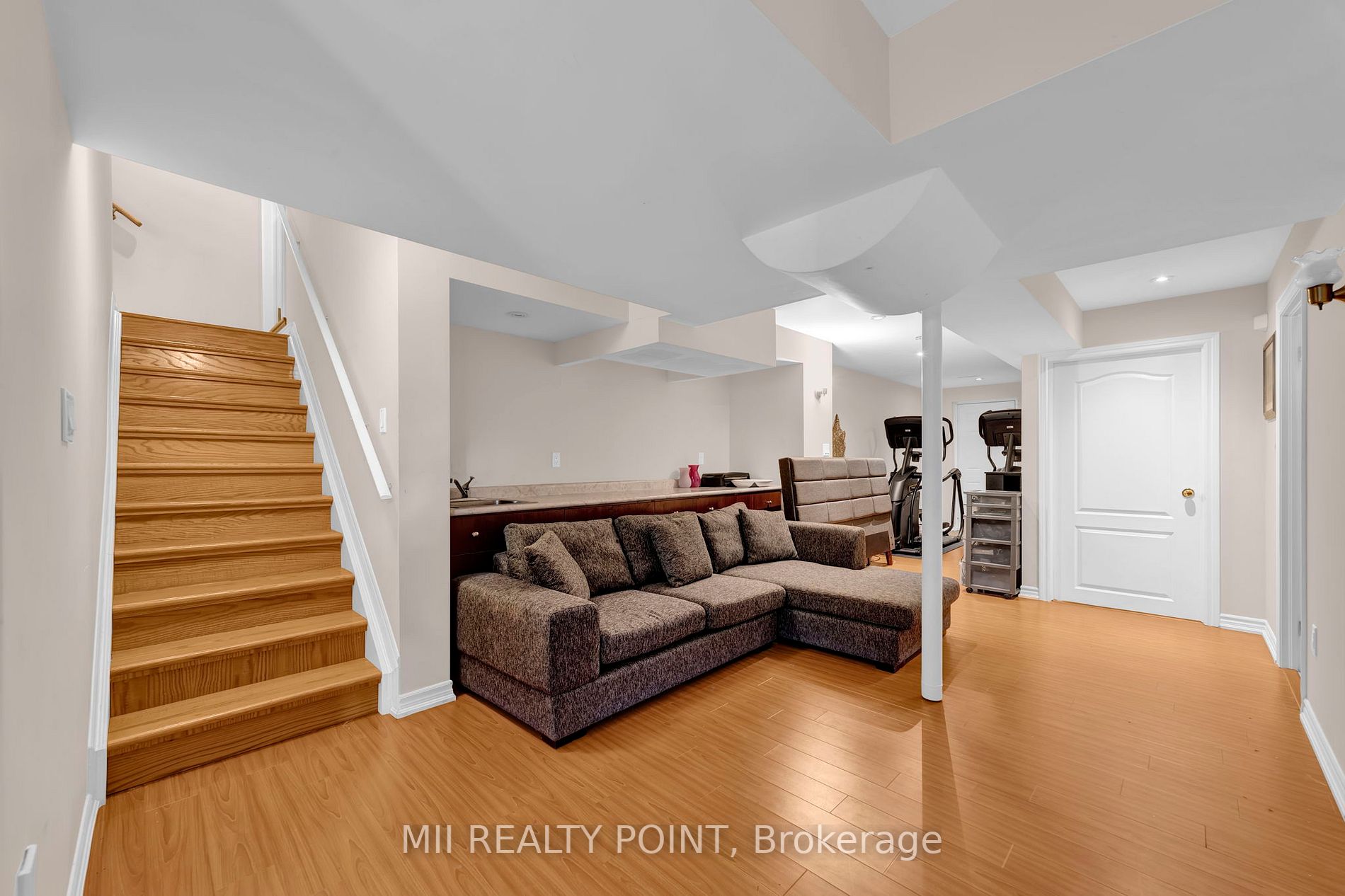 35 Kentwood Cres