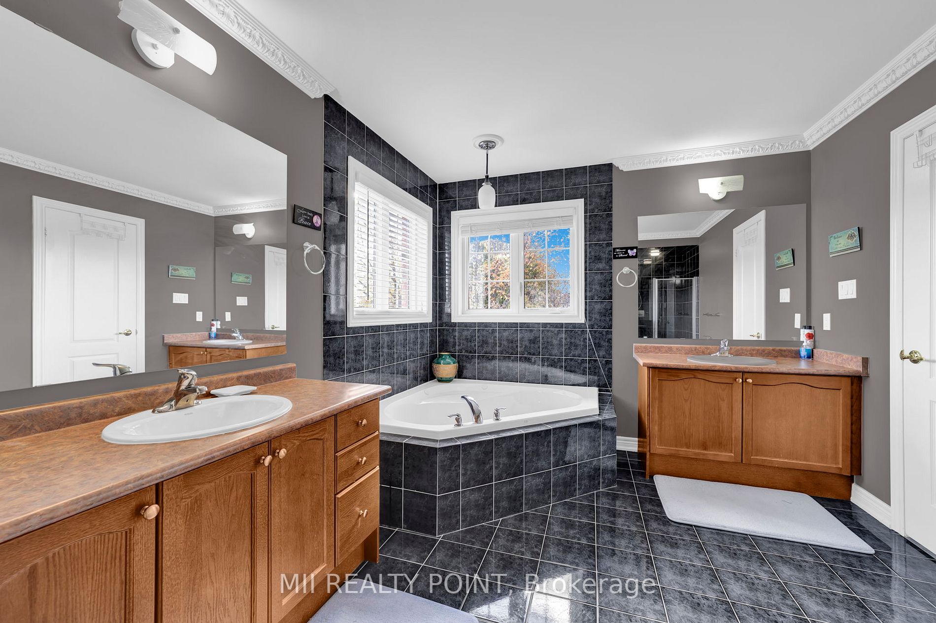 35 Kentwood Cres