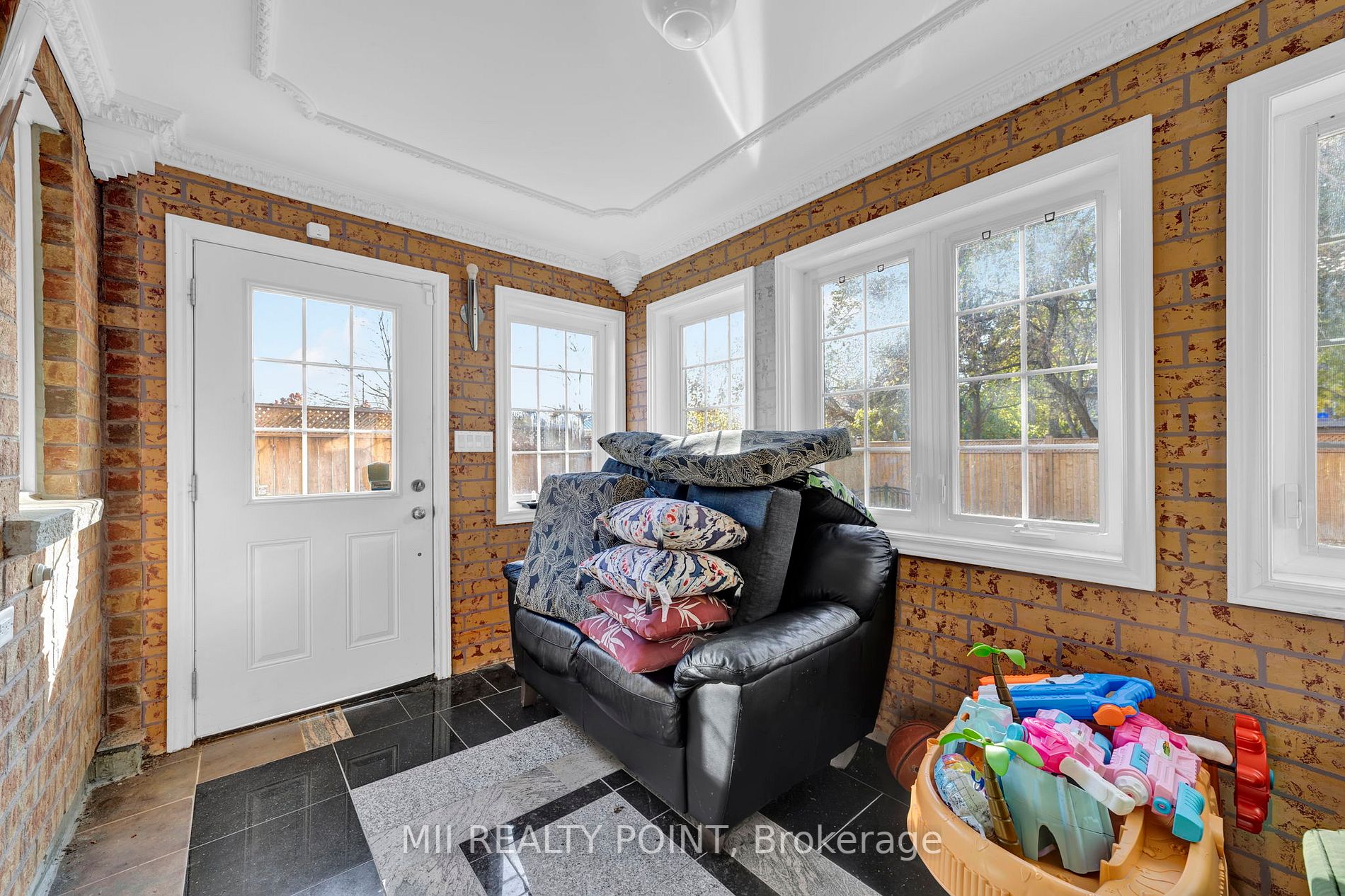 35 Kentwood Cres