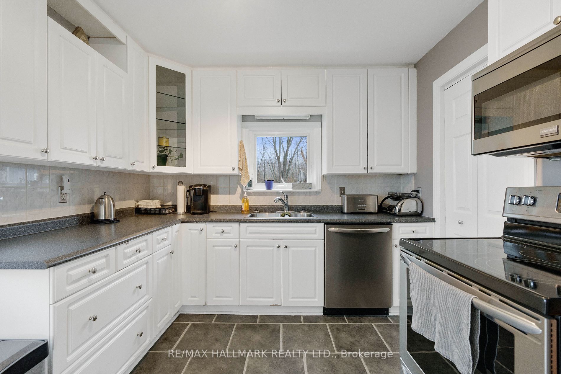 230 Parkview Dr