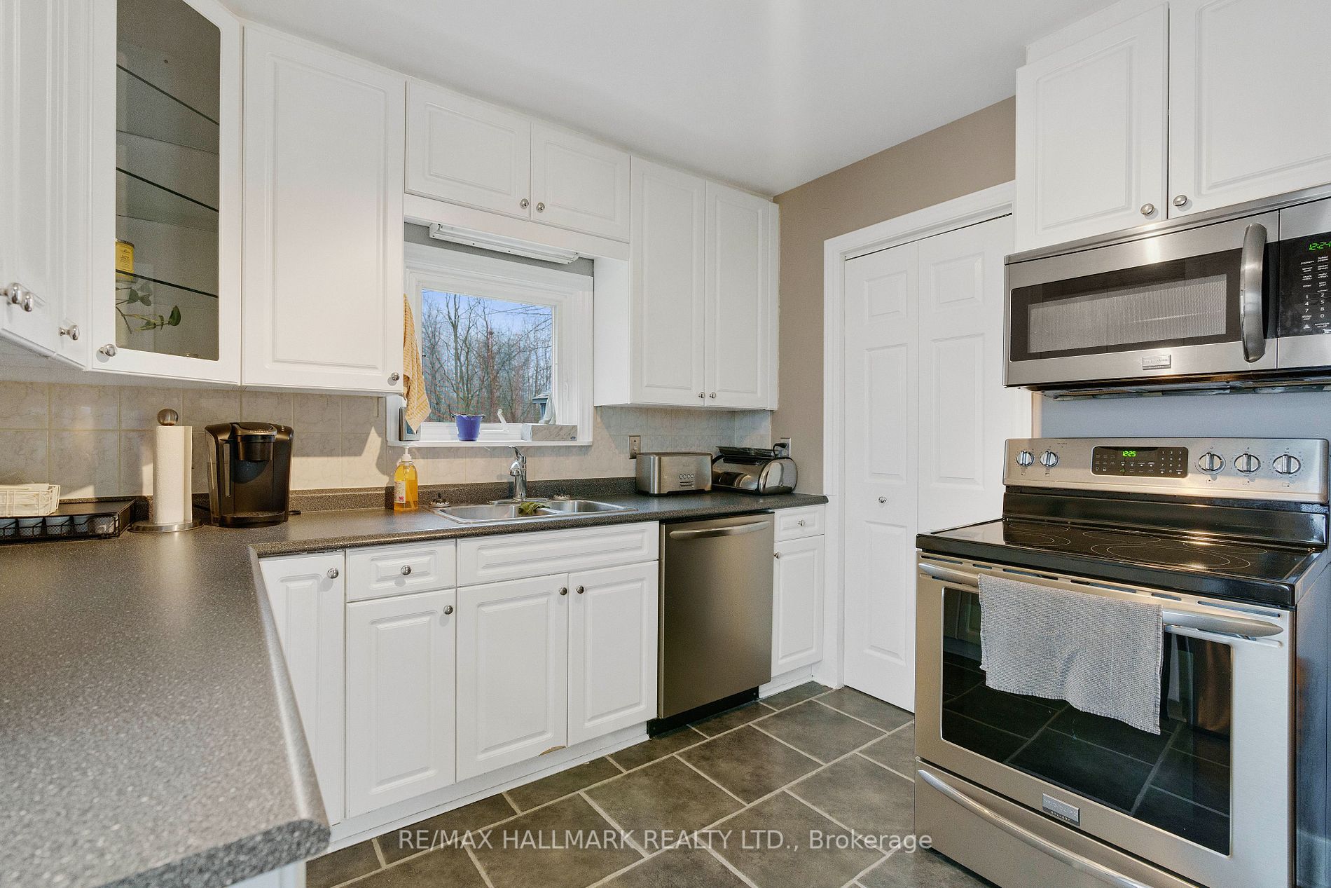 230 Parkview Dr