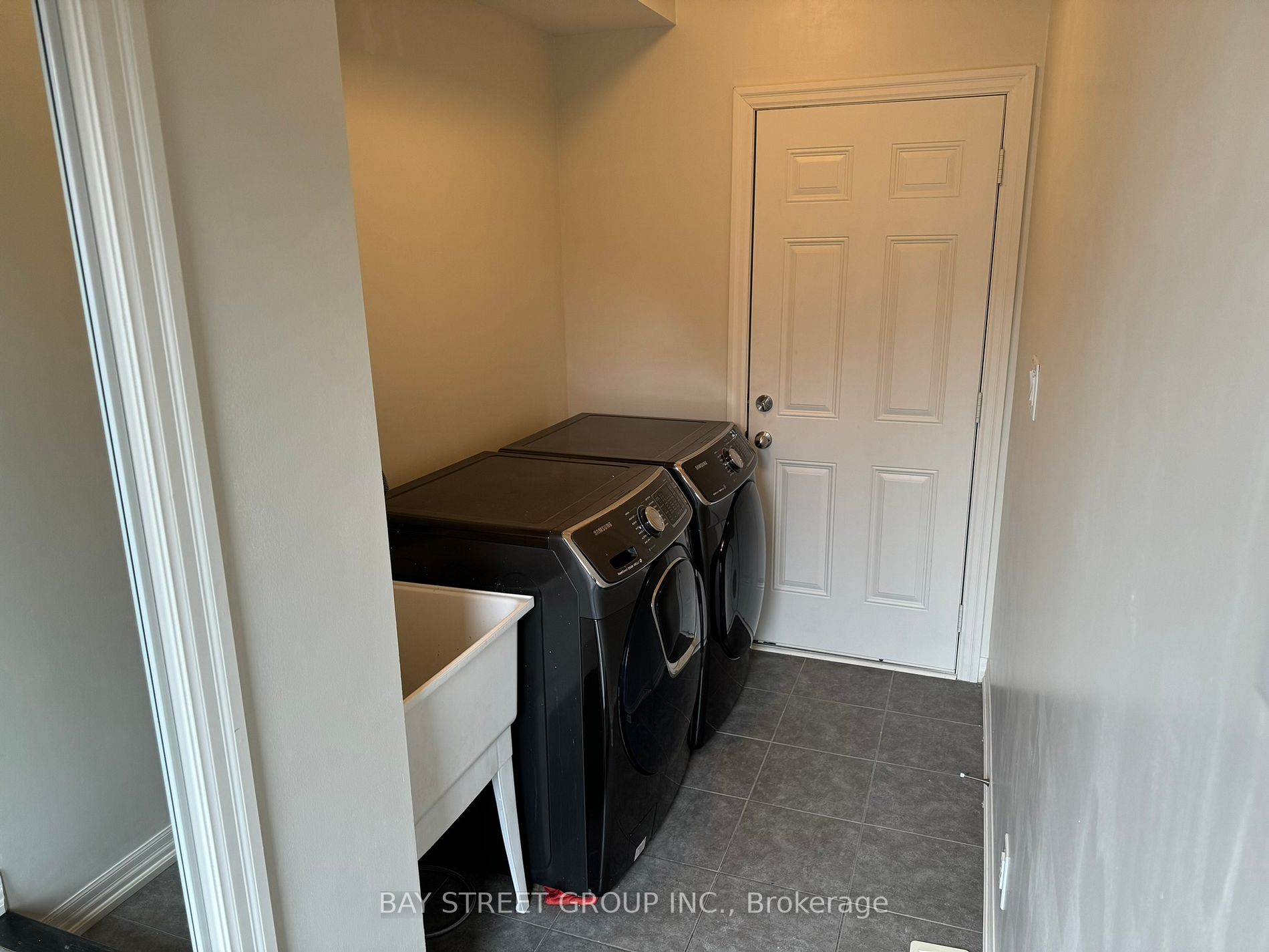 76 Allure St