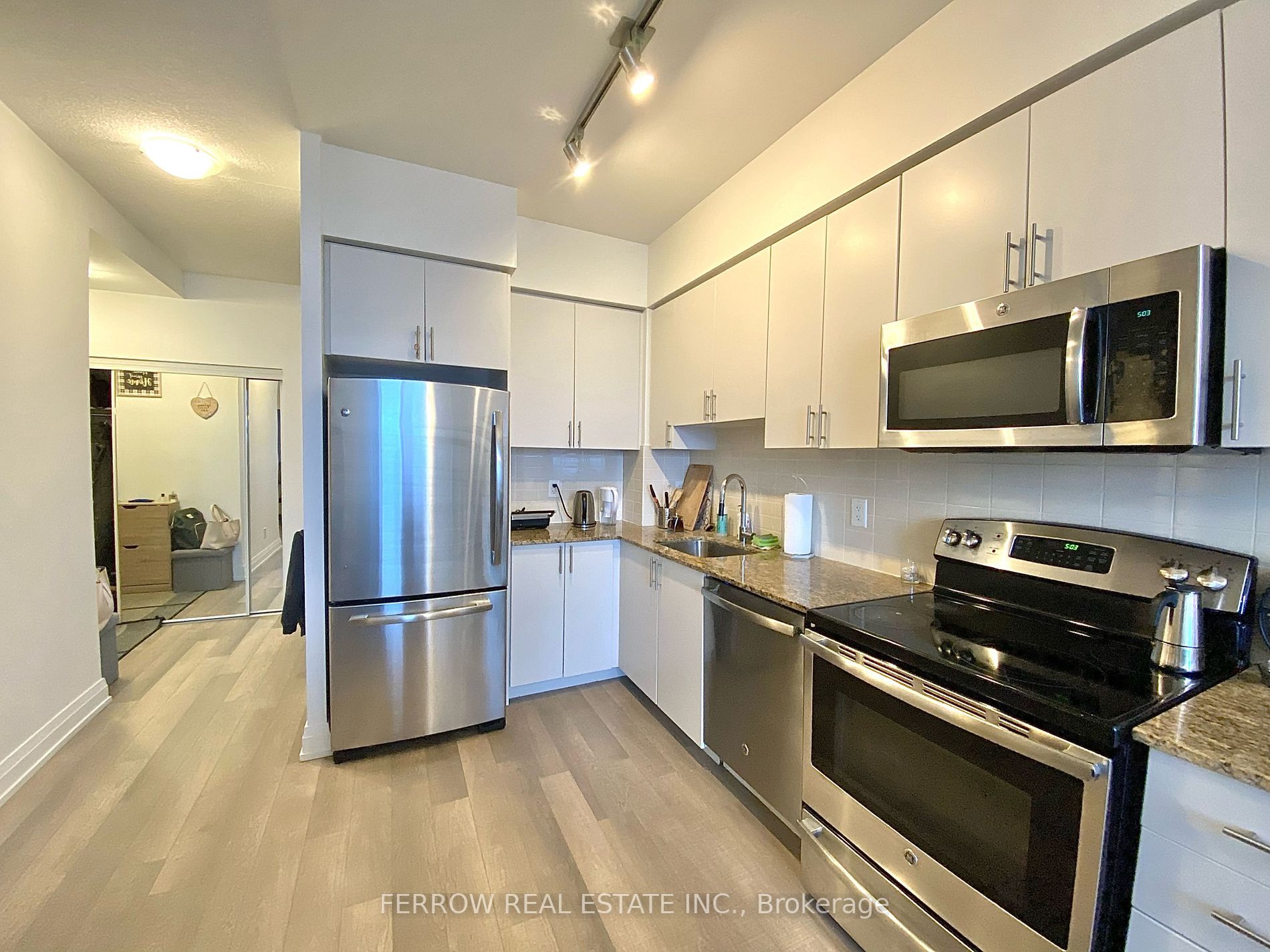 7165 Yonge St, #801