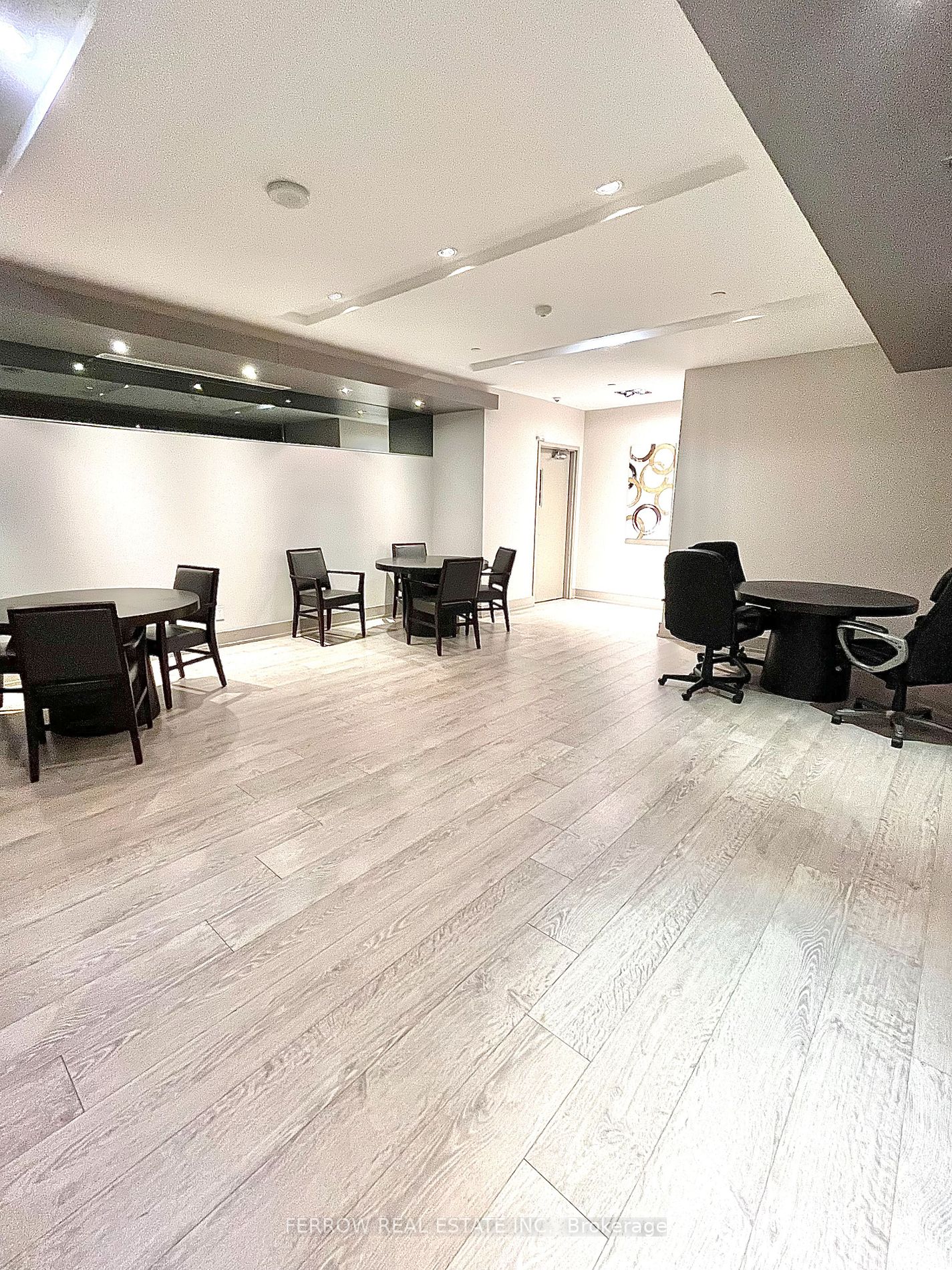 7165 Yonge St, #801