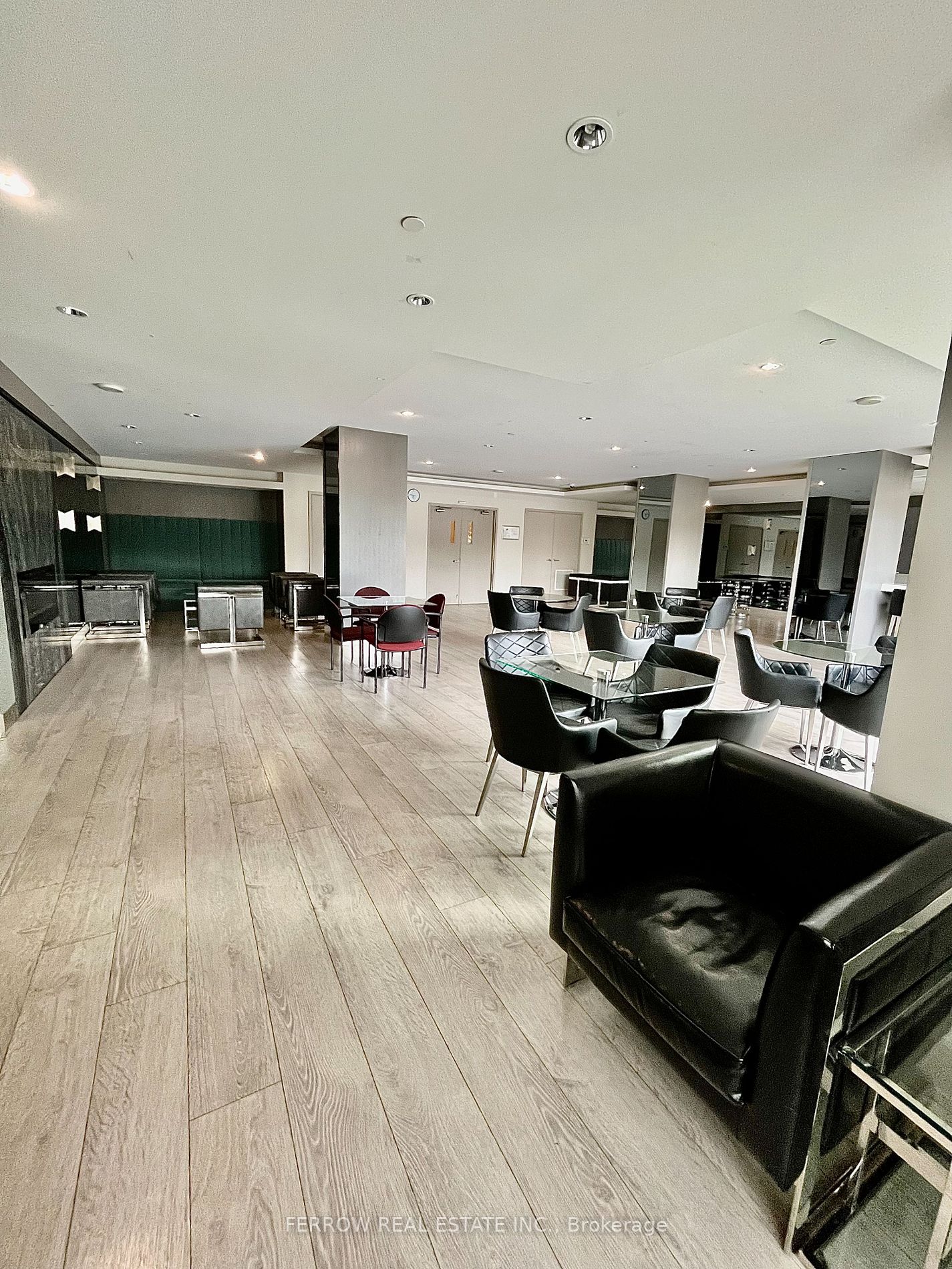 7165 Yonge St, #801