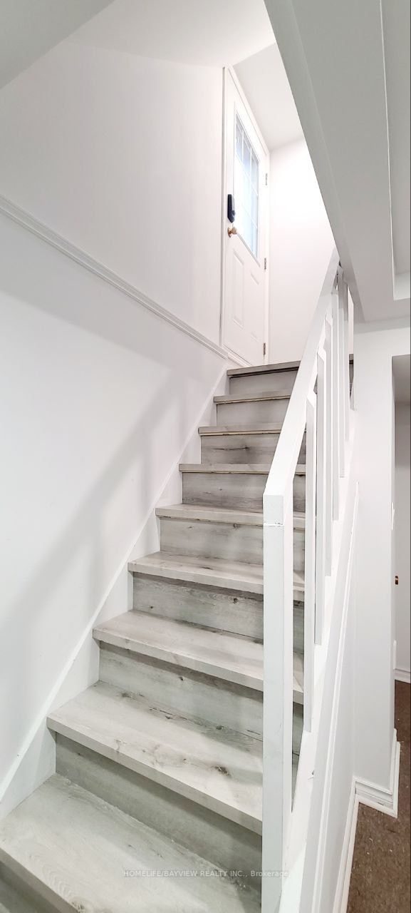 114 Holm Crescent, #LOWER L