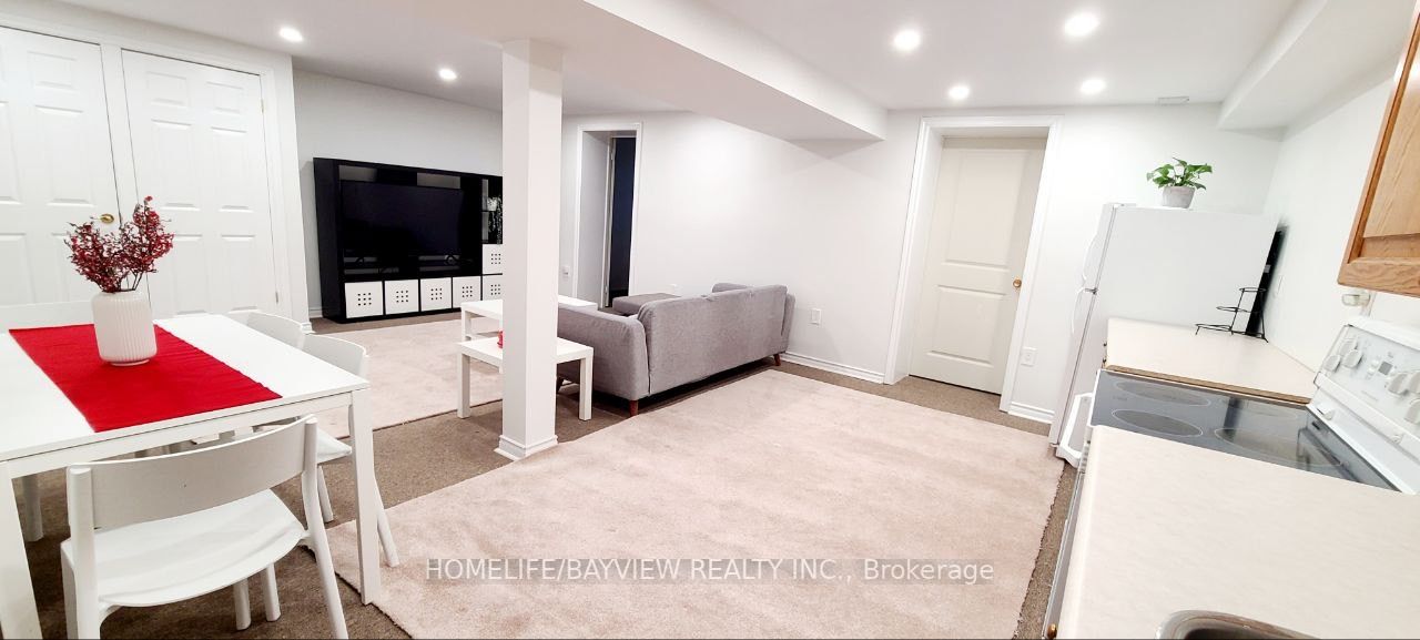 114 Holm Crescent, #LOWER L