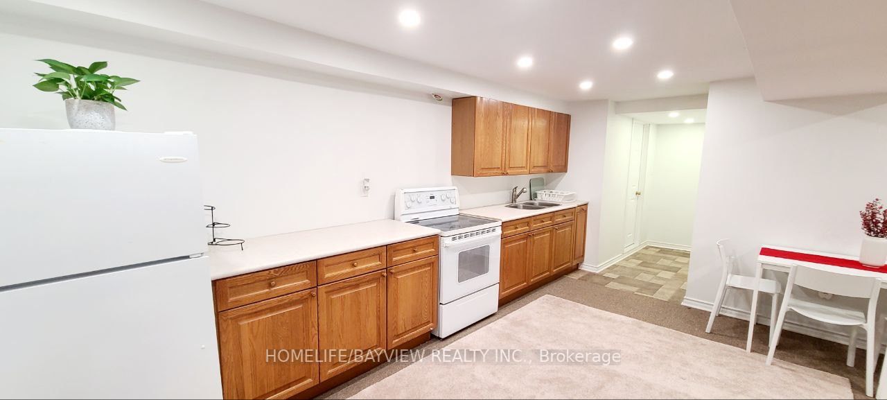 114 Holm Crescent, #LOWER L