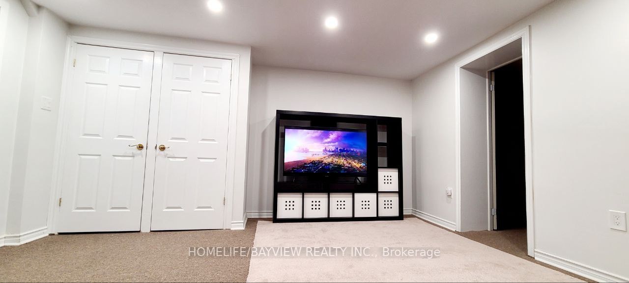 114 Holm Crescent, #LOWER L