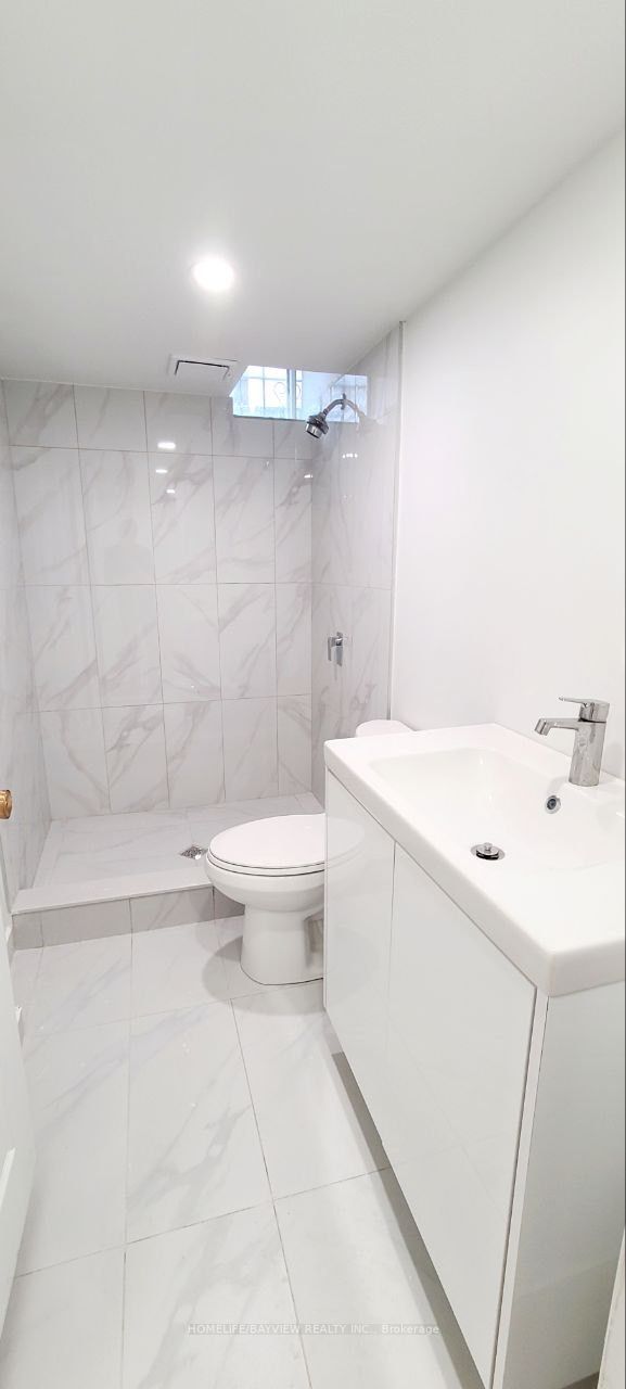 114 Holm Crescent, #LOWER L