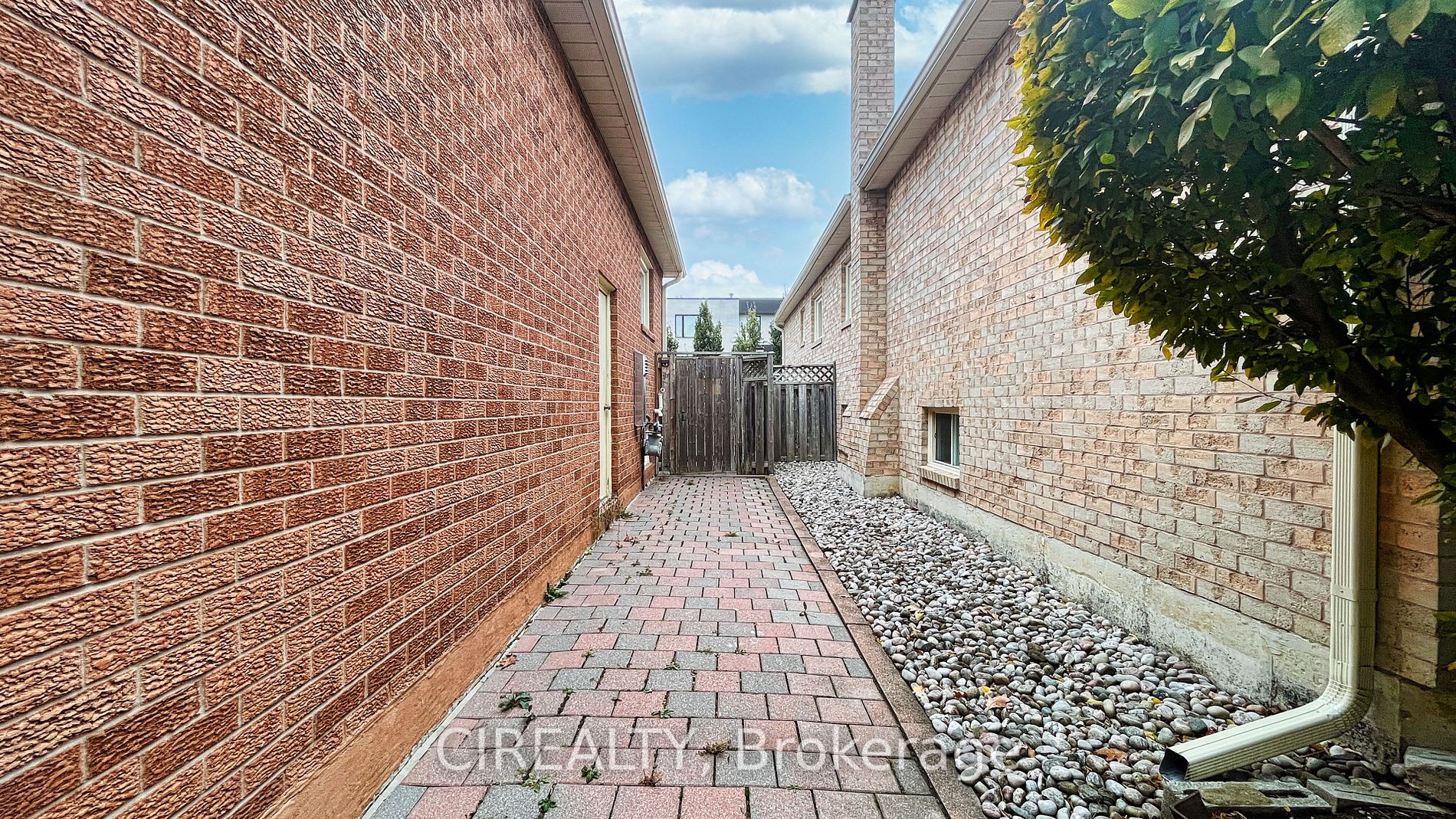 71 Findhorn Cres, #Lower