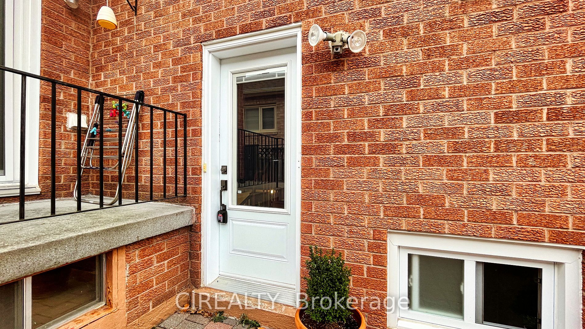 71 Findhorn Cres, #Lower